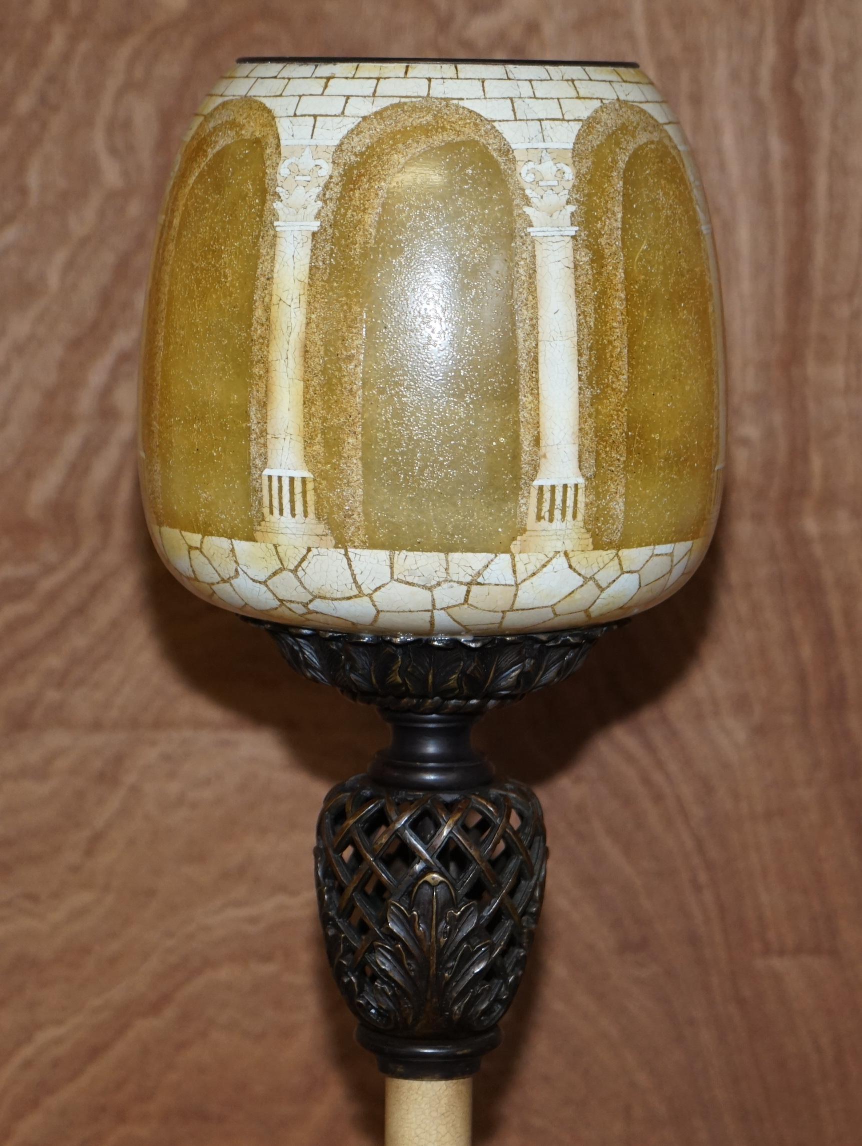 Fait main Magnifique paire de grandes lampes de bureau vintage avec abat-jour à pilier romain corinthien en vente