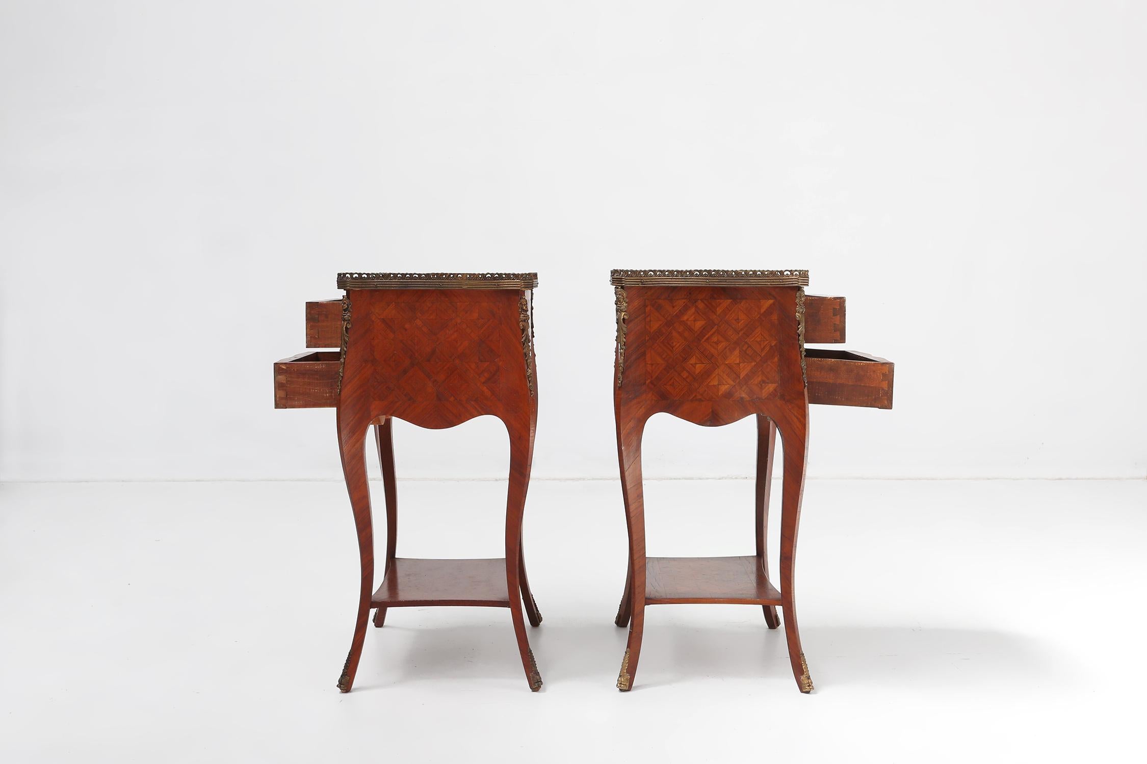 Exquisita pareja de mesillas de noche Luis XVI, Bélgica ca. 1950 en venta 3