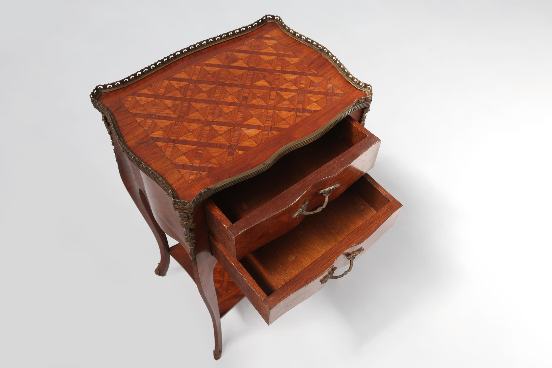 Exquisita pareja de mesillas de noche Luis XVI, Bélgica ca. 1950 en venta 4