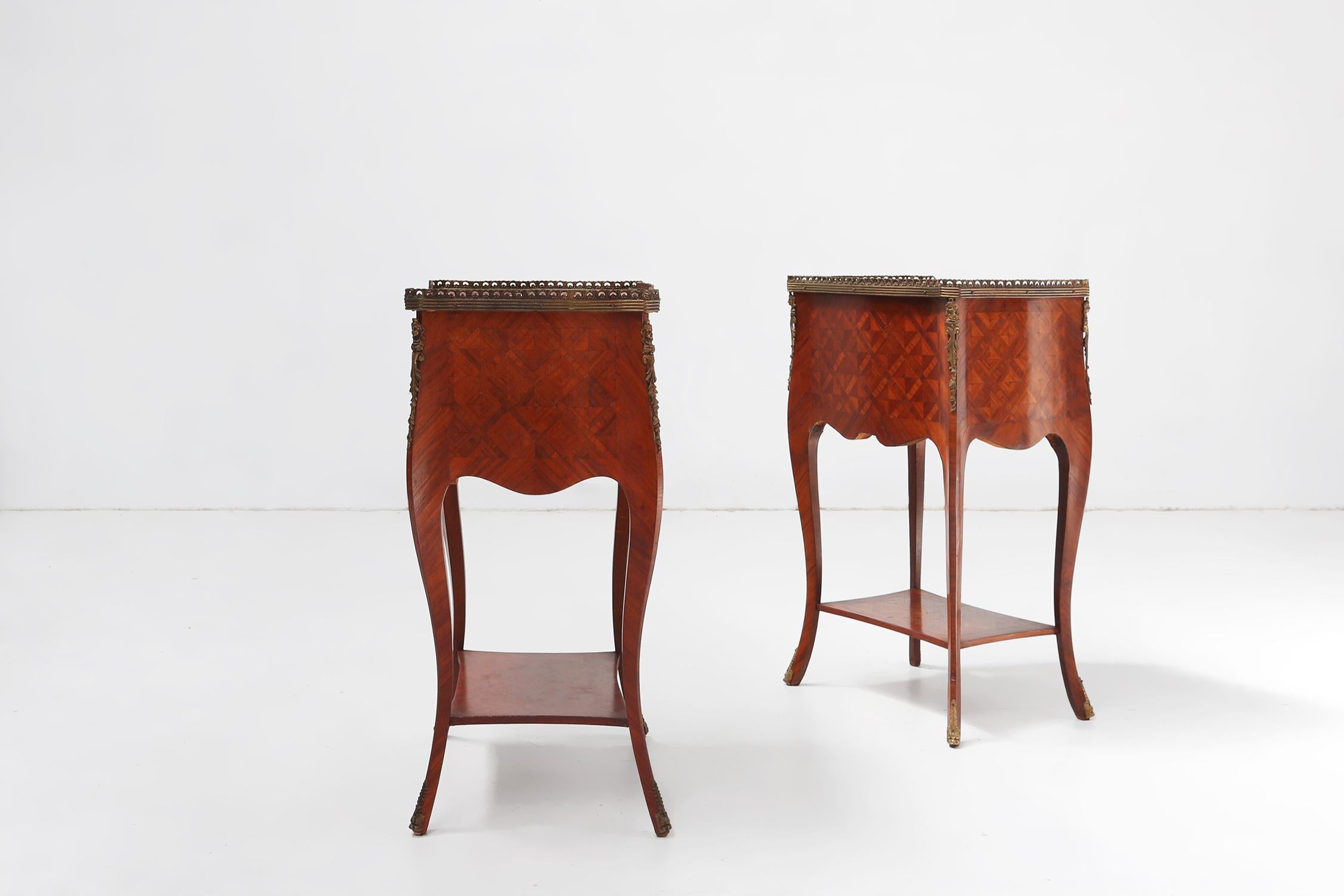 Exquisita pareja de mesillas de noche Luis XVI, Bélgica ca. 1950 en venta 5
