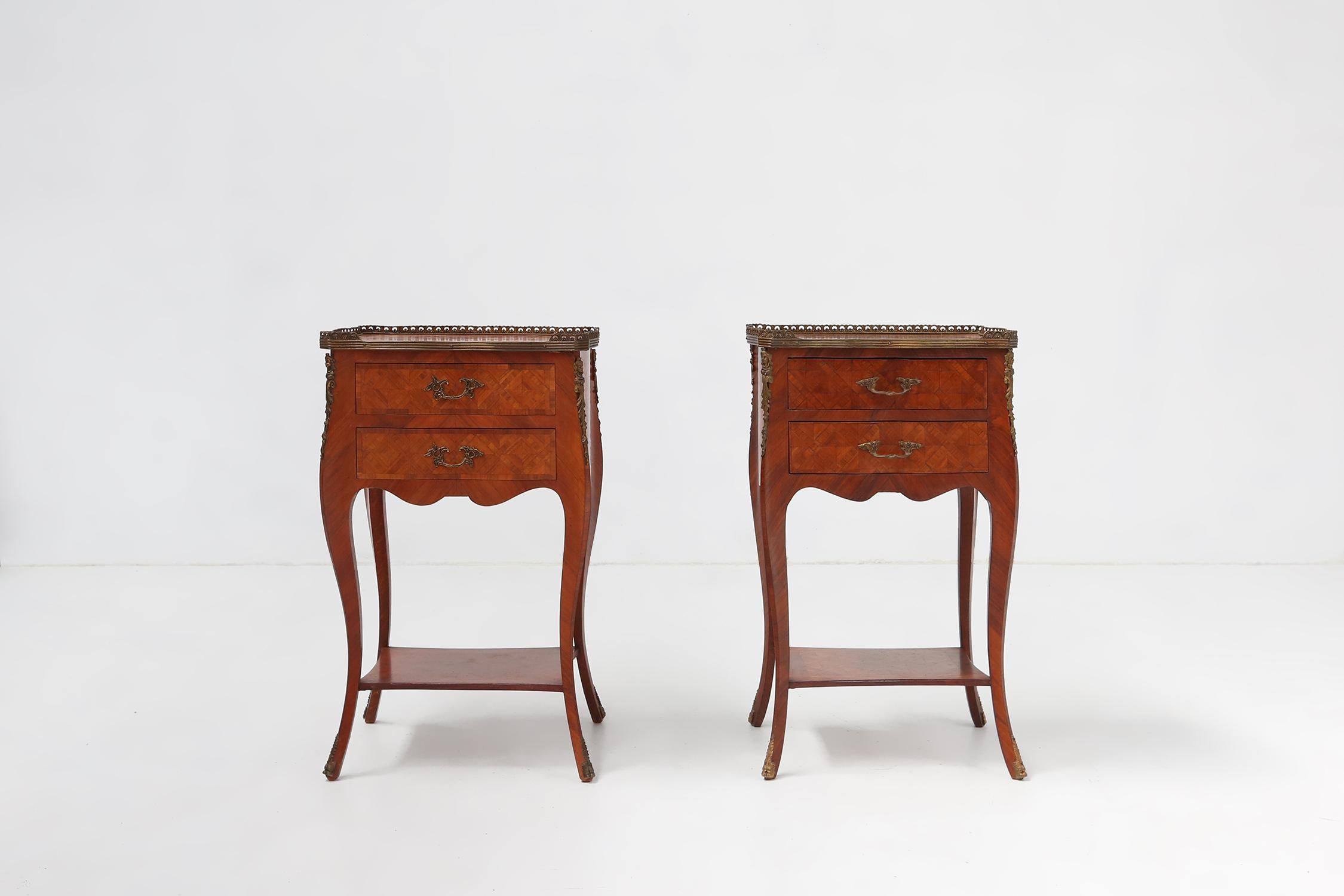 Bélgica / 1950 / juego de 2 mesillas de noche / madera y latón / Luis XVI 

Elegante pareja de 2 mesillas de noche Luis XVI fabricadas en Bélgica hacia 1950. La artesanía, el ojo para la calidad muy fina y el detalle caracterizan a estas mesas. Las