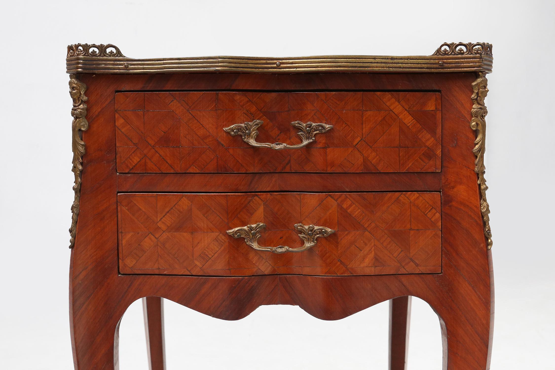 Exquisita pareja de mesillas de noche Luis XVI, Bélgica ca. 1950 Incrustación en venta