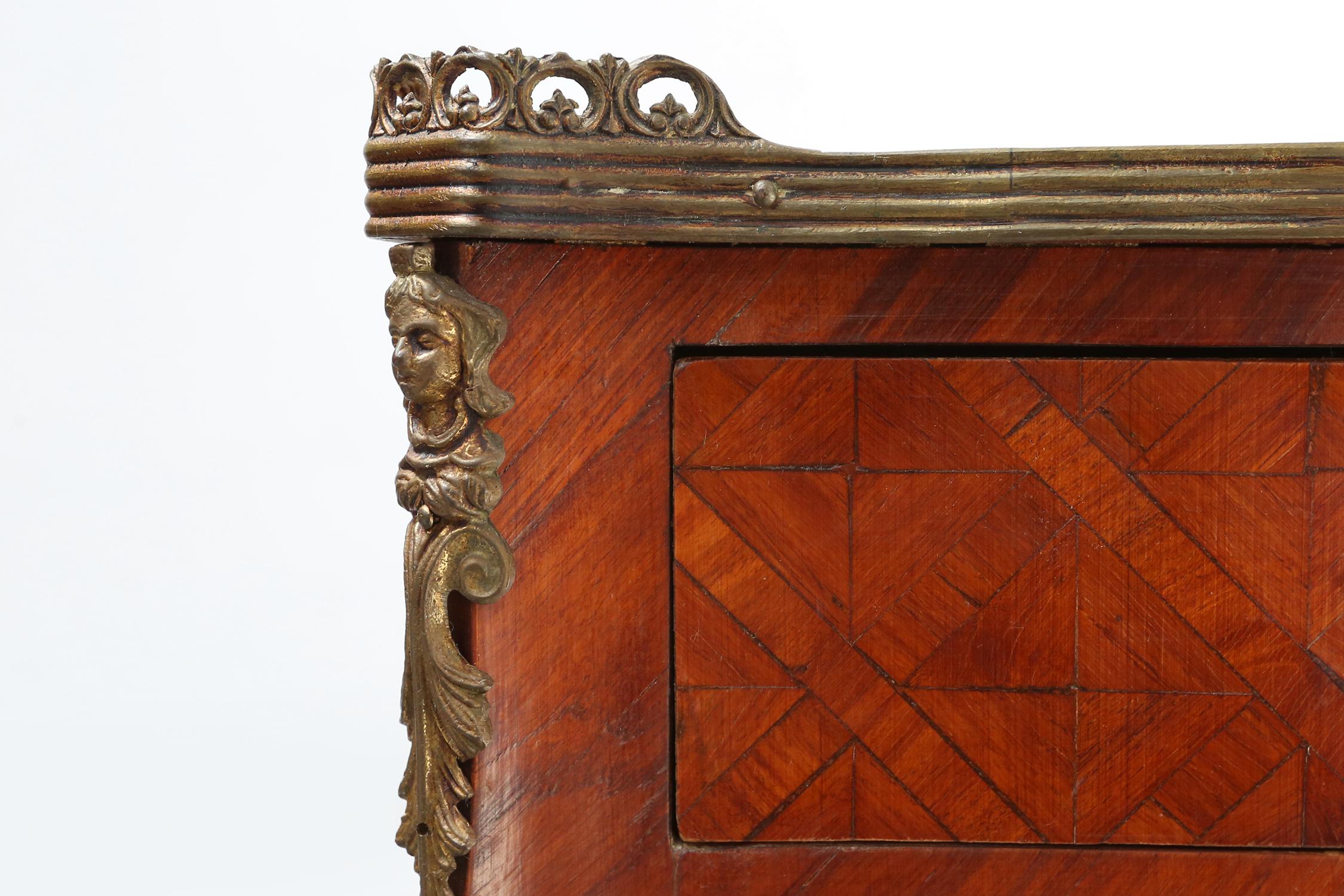 Exquisita pareja de mesillas de noche Luis XVI, Bélgica ca. 1950 en Bueno estado para la venta en Meulebeke, BE