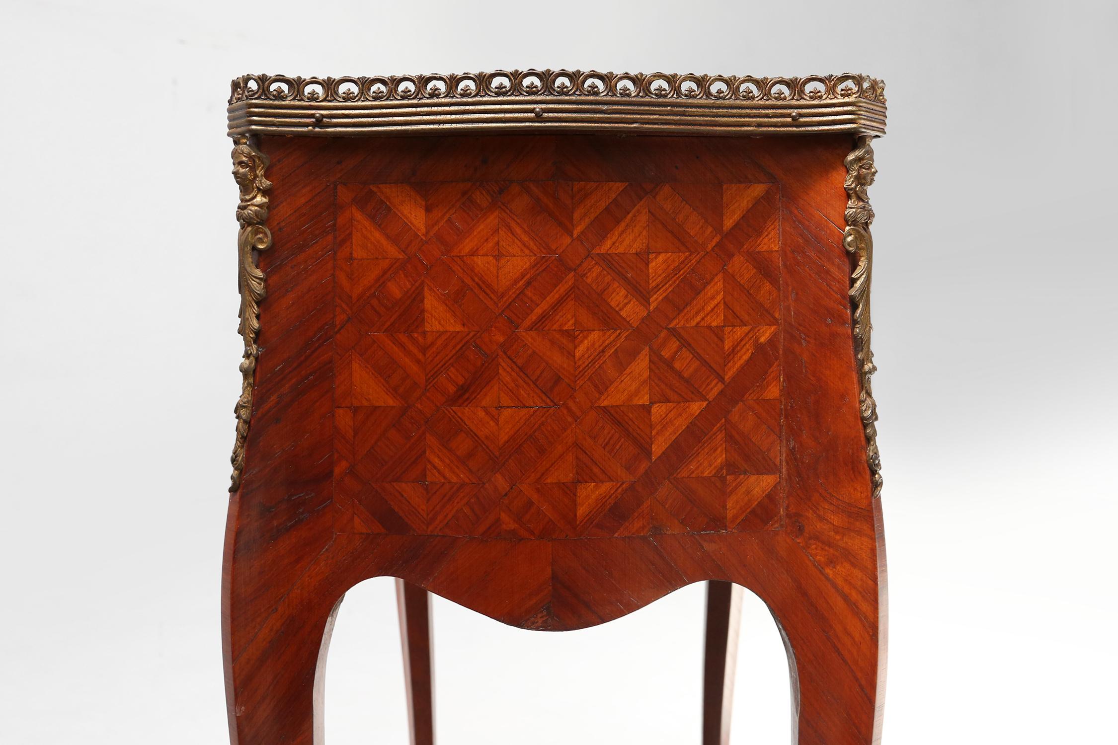 Exquisita pareja de mesillas de noche Luis XVI, Bélgica ca. 1950 Latón en venta