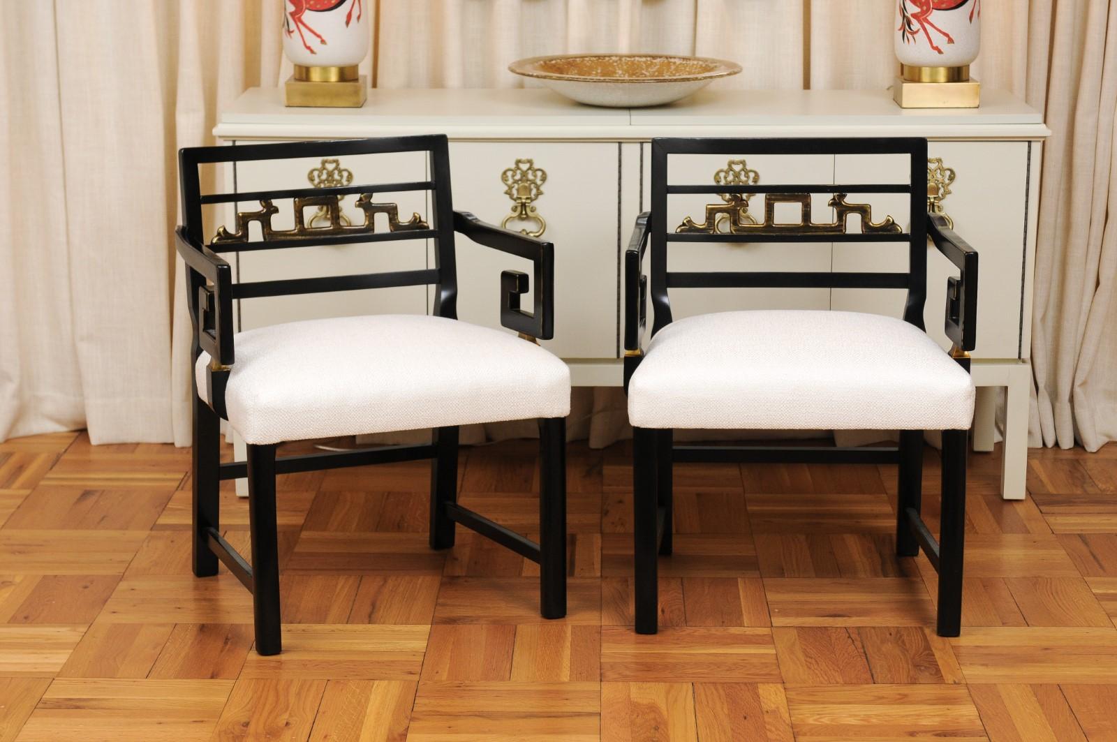 Une superbe paire de fauteuils restaurés de style chinoiserie moderne par Baker Furniture, vers 1960. Cadre élégant, exceptionnellement construit en acajou et exécuté en laque noire. Remarquable motif de dos inséré dans la feuille d'or avec de