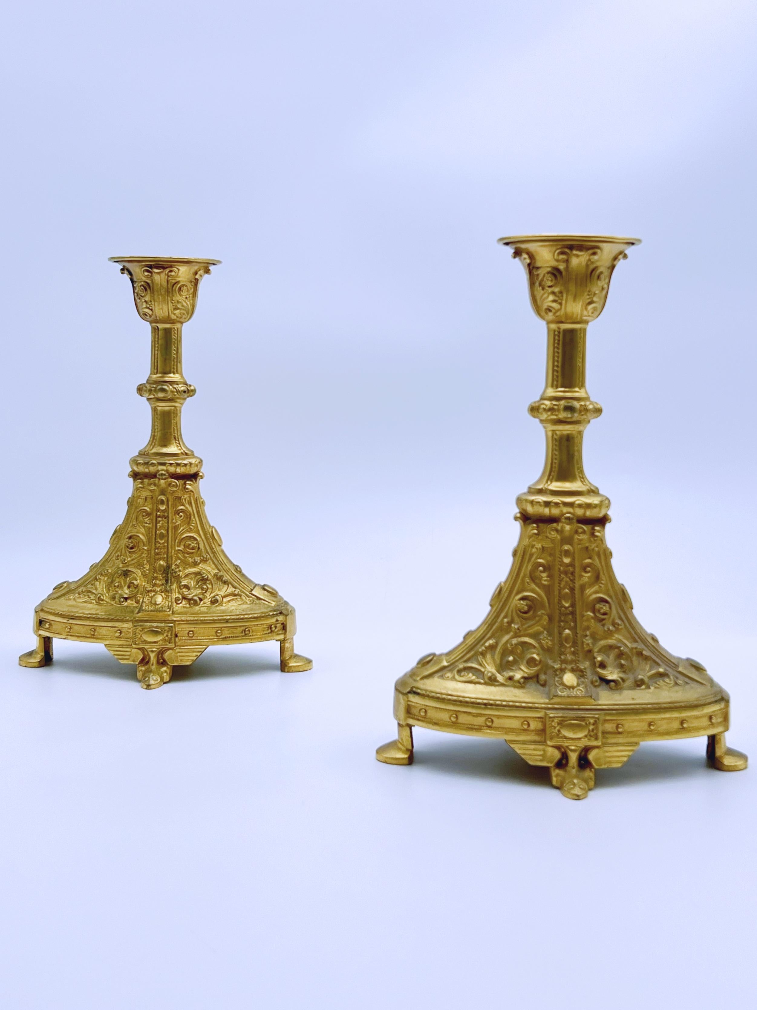 Exquisite Pair of 19th-Century Neo-Gothic Gold-Plated Brass Candlesticks – German Antique Masterpieces (c. 1850-1890)

**A Rare & Opulent Neo-Gothic Treasure**
This stunning matched pair of 1800s candlesticks exemplifies the grandeur of European