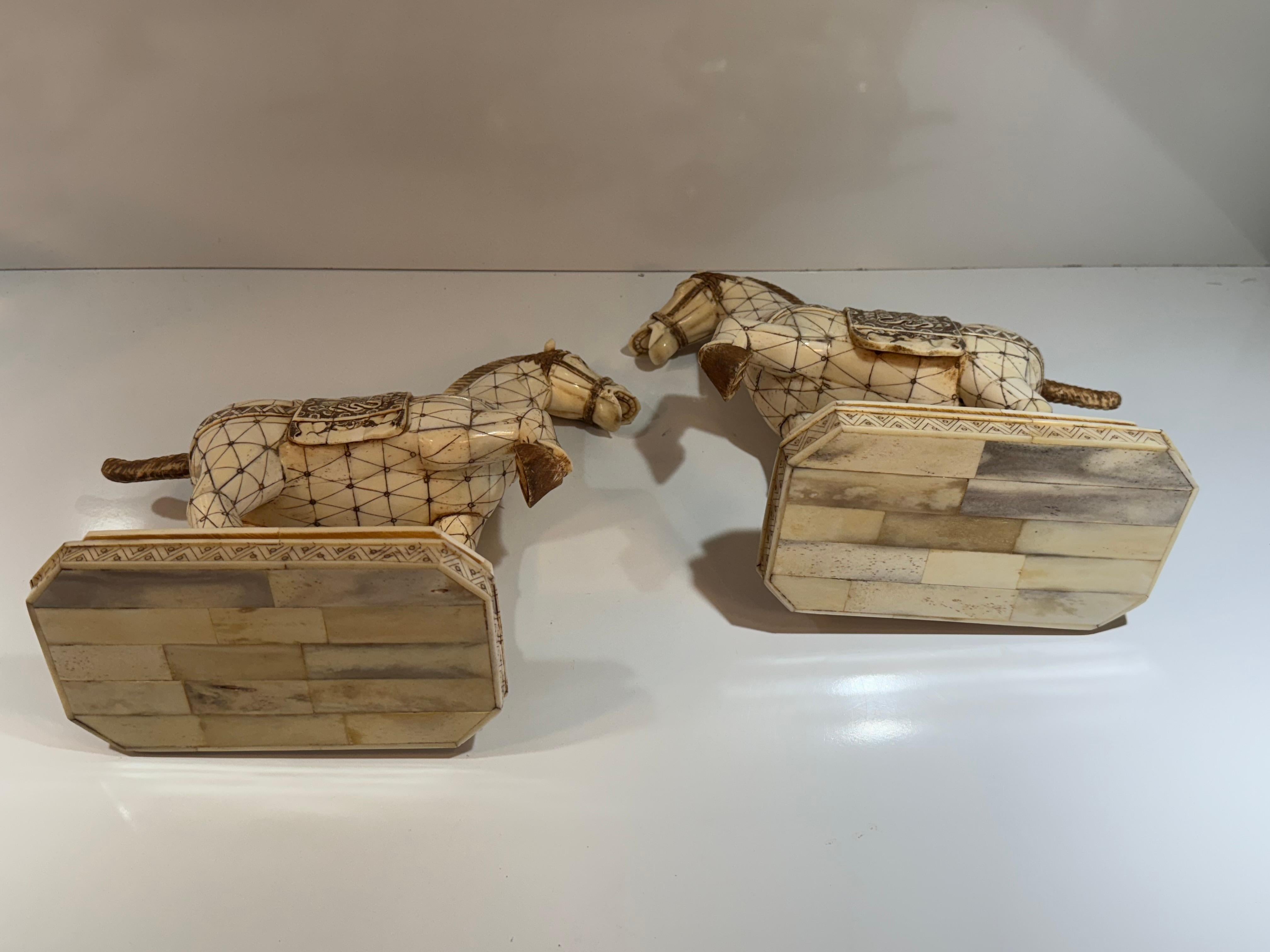 Exquise paire de chevaux de style Tang en os sculpté et poli en vente 4