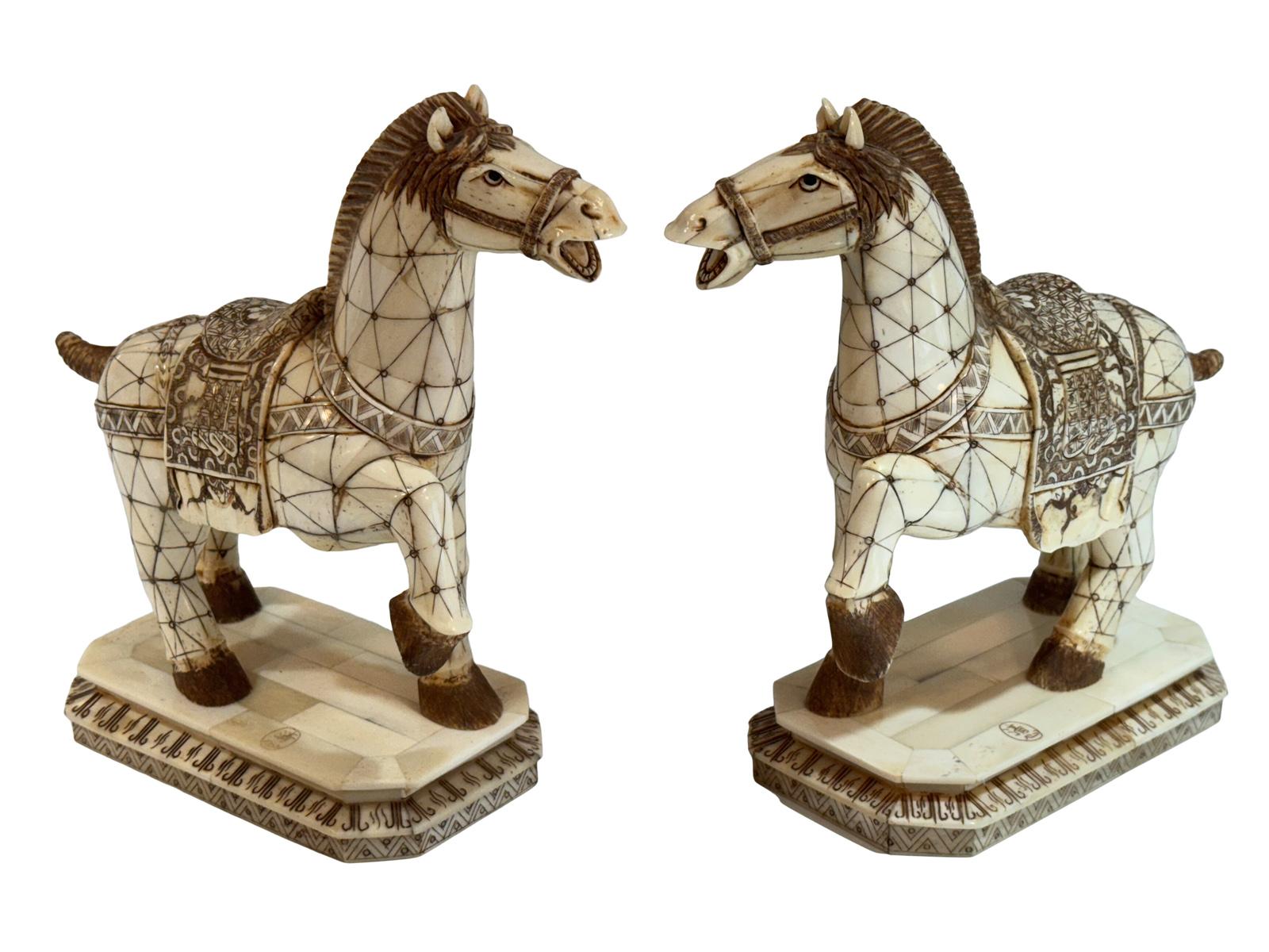 Chinois Exquise paire de chevaux de style Tang en os sculpté et poli en vente