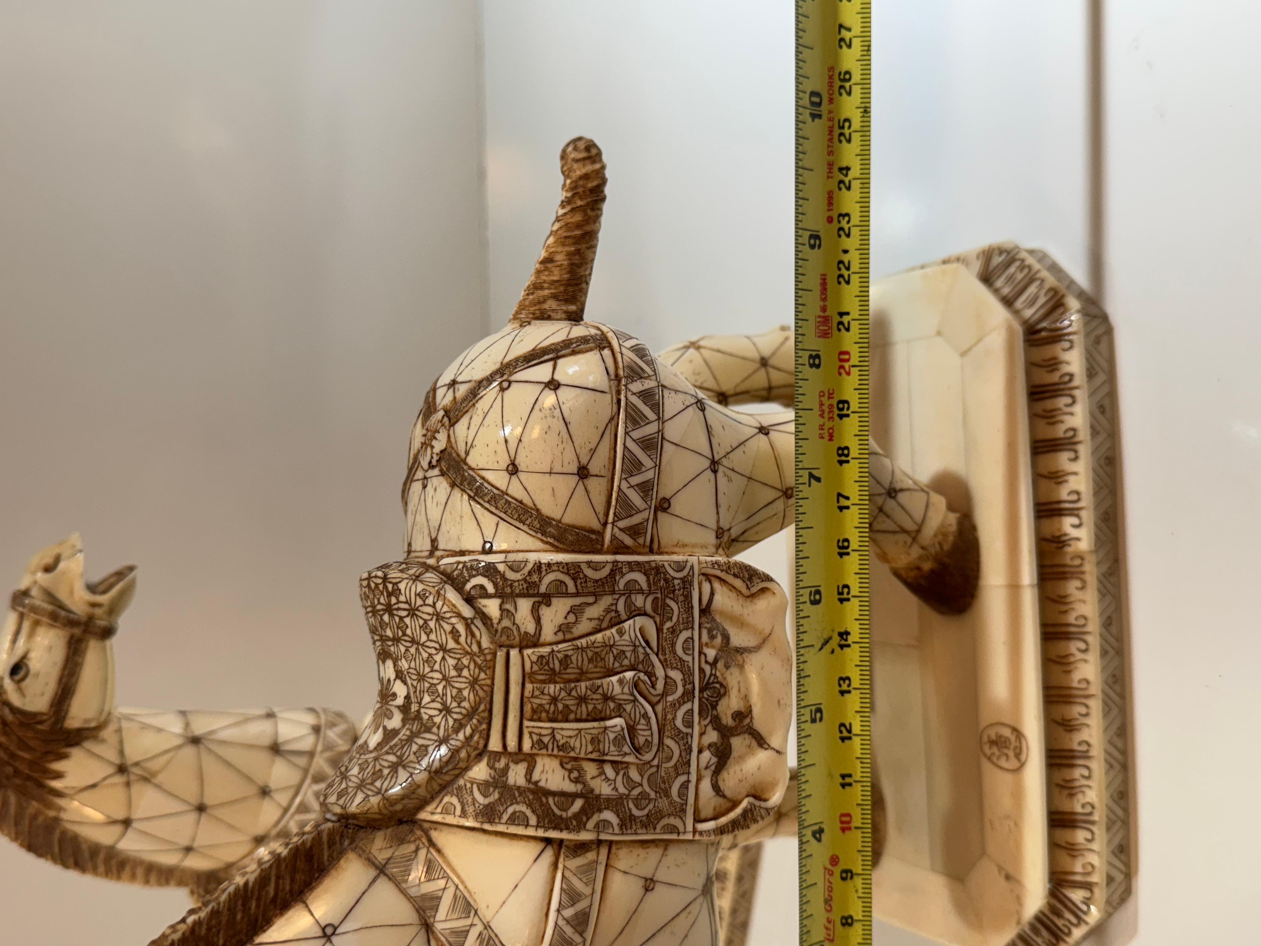 Os Exquise paire de chevaux de style Tang en os sculpté et poli en vente