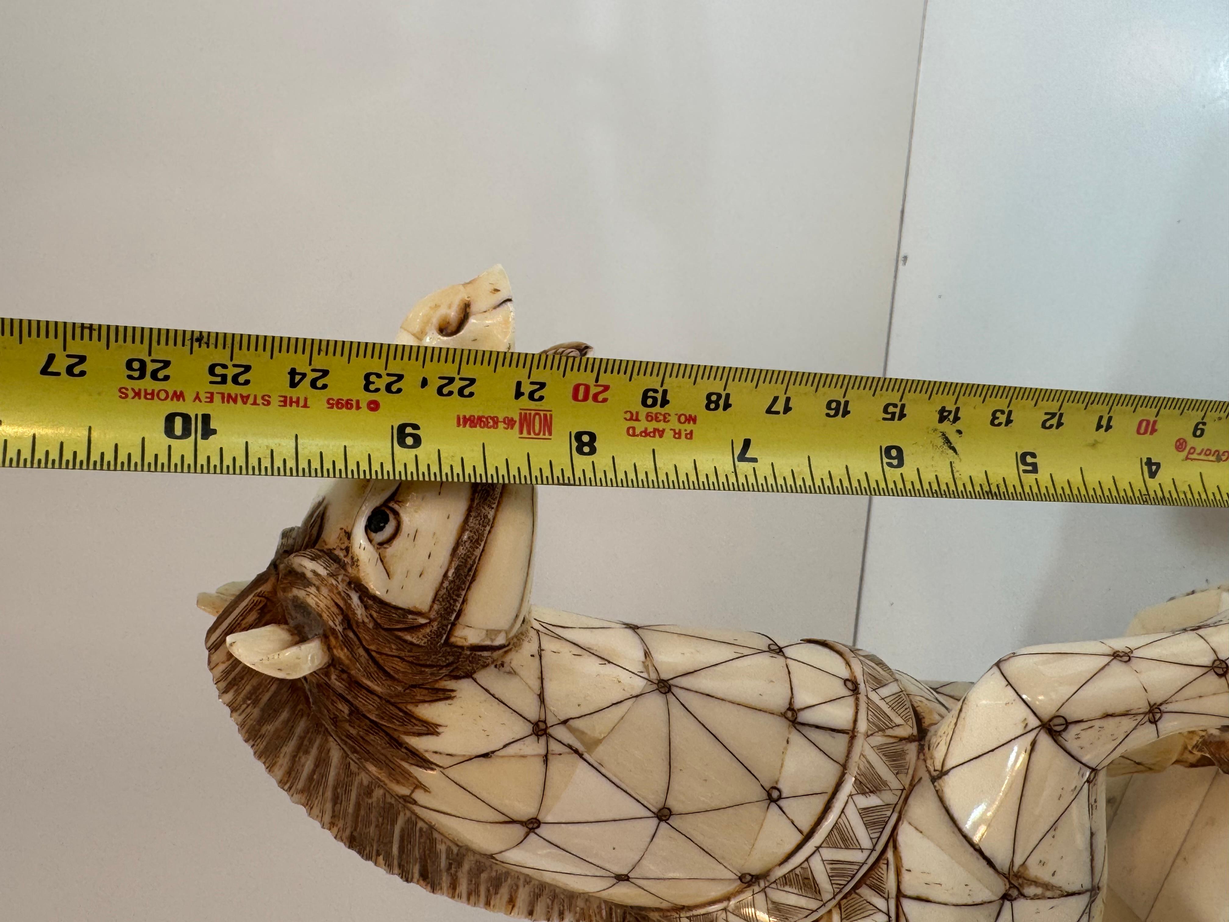 Exquise paire de chevaux de style Tang en os sculpté et poli en vente 1