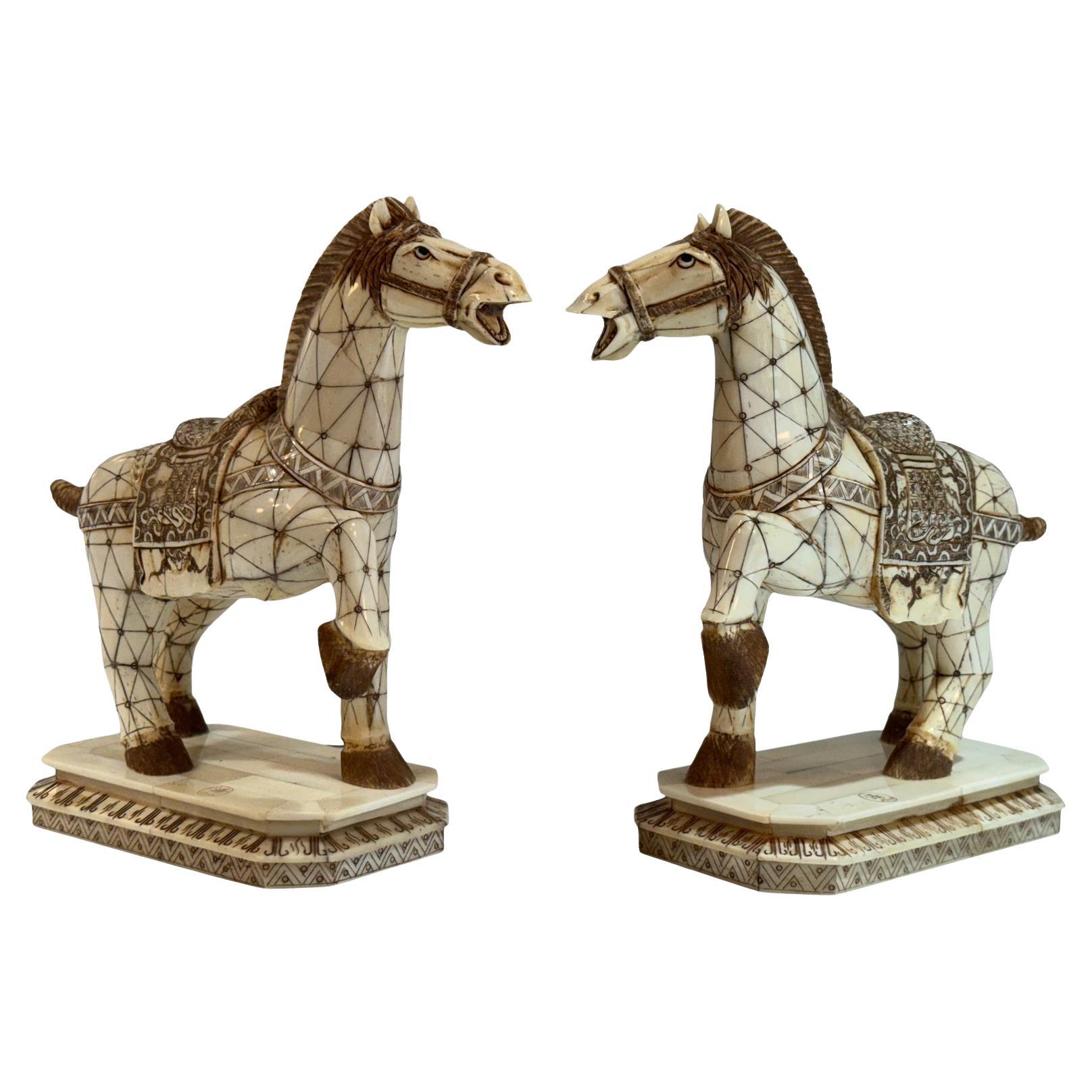 Exquise paire de chevaux de style Tang en os sculpté et poli en vente