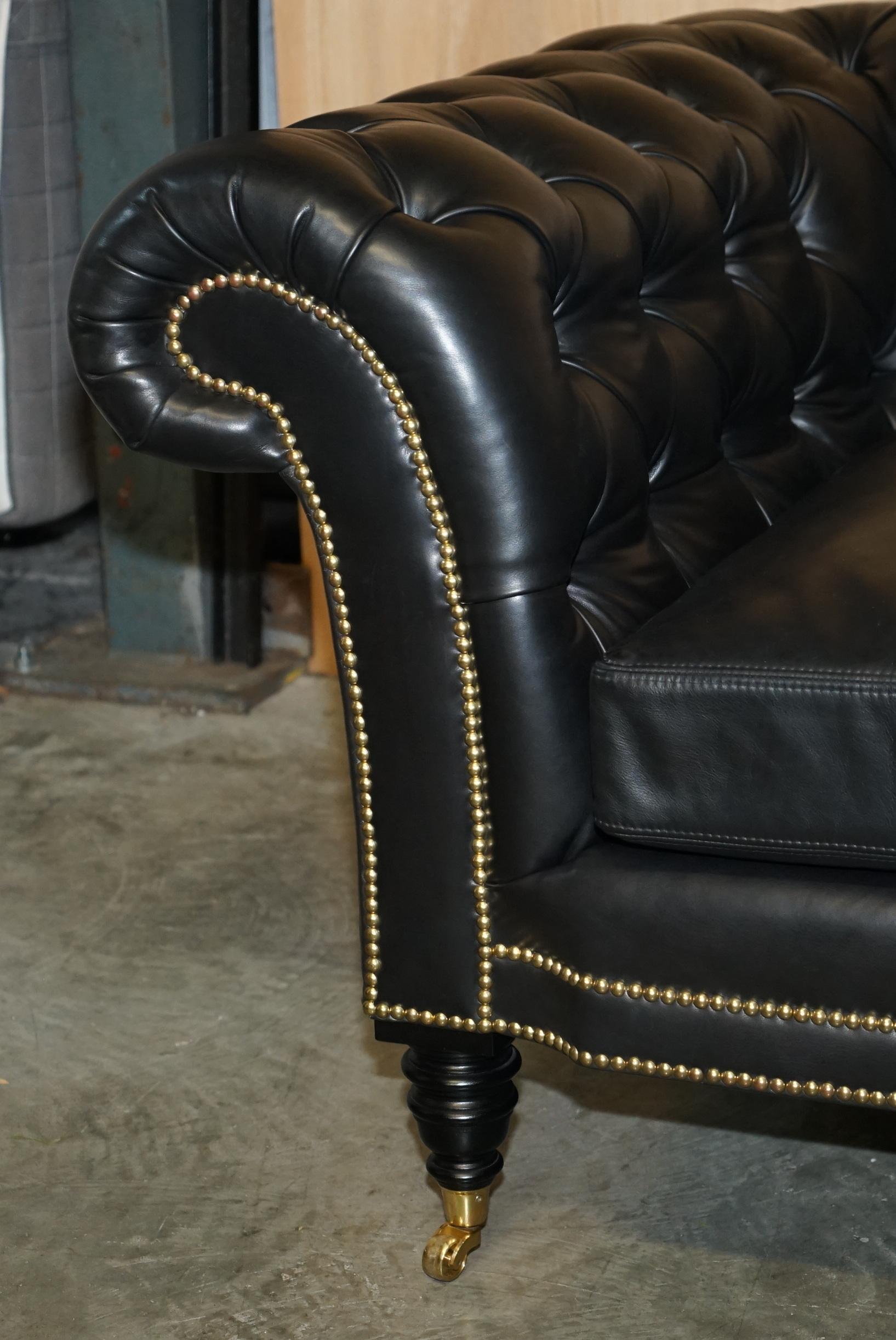 Européen EXQUISITE PAIR OF RALPH LAUREN BROOK STREET BLACK LEATHER CHESTERFIELD SOFAs en vente