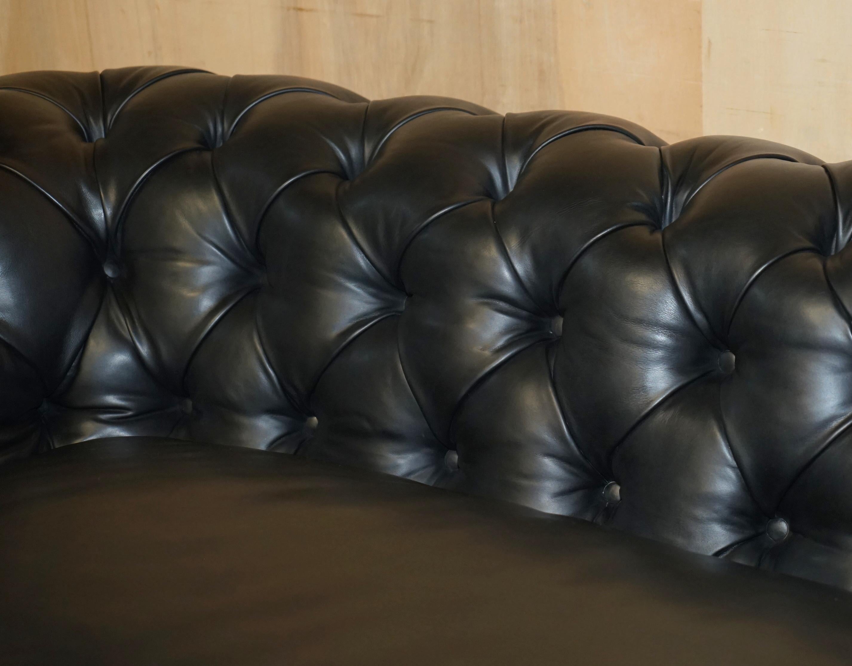 European EXQUISITE PAIR OF RALPH LAUREN BROOK STREET BLACK LEATHER CHESTERFIELD SOFAs For Sale