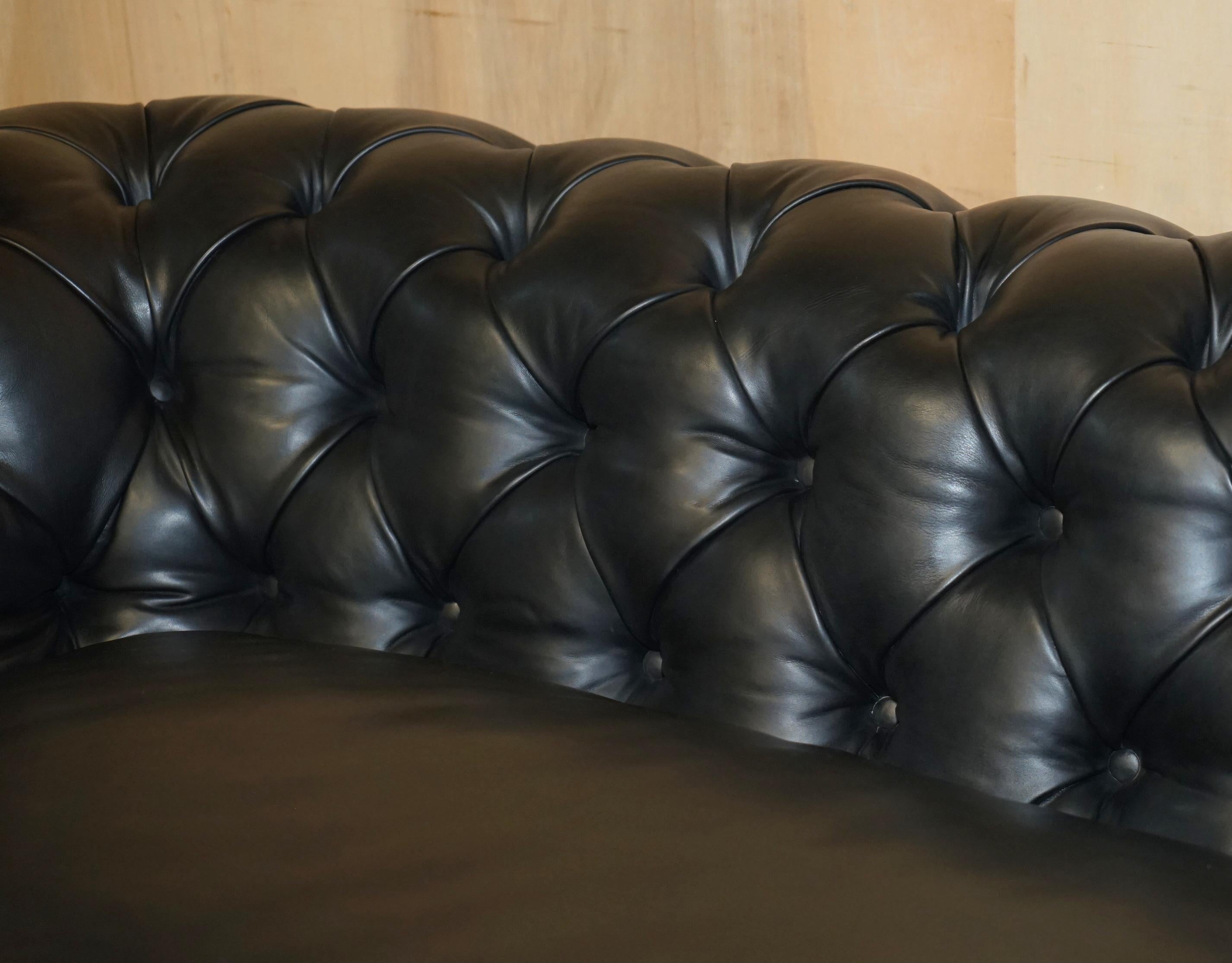 Fait main EXQUISITE PAIR OF RALPH LAUREN BROOK STREET BLACK LEATHER CHESTERFIELD SOFAs en vente