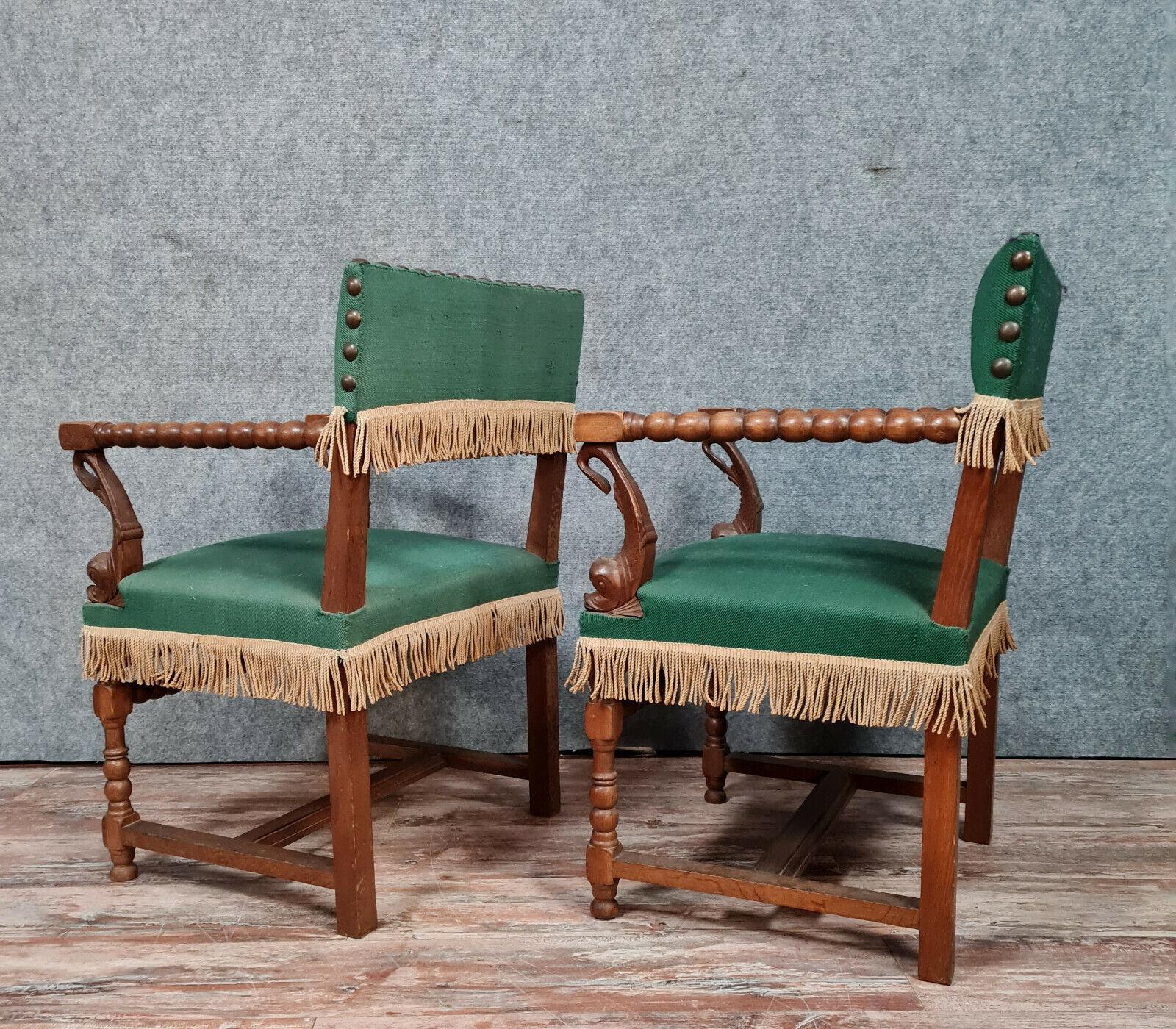 Tauchen Sie ein in die Opulenz des 19. Jahrhunderts mit diesem bemerkenswerten Paar Louis XIII-Sessel. Diese aus massiver Eiche gefertigten Stühle strahlen zeitlose Eleganz und Grandeur aus.

Der an rustikales Sackleinen erinnernde Stoff mit