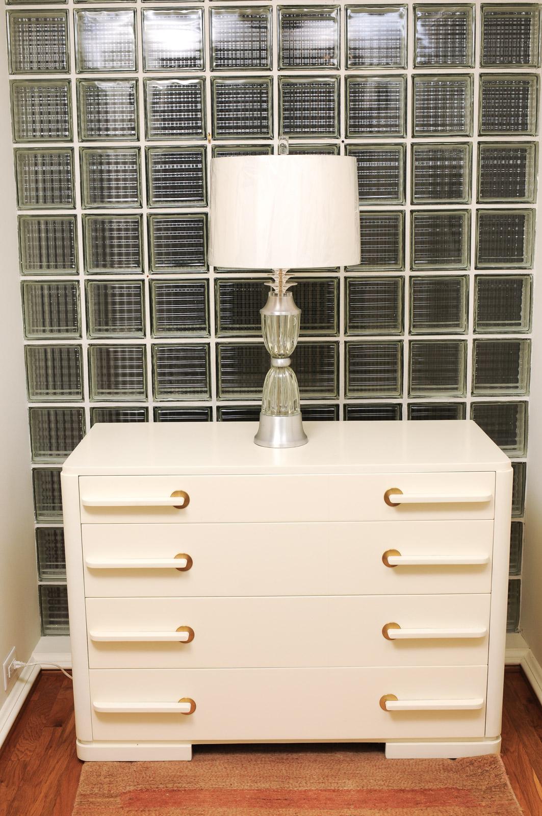 Une étonnante paire d'élégantes lampes de l'âge des machines du très estimé Design/One Russel Wright, vers 1935. De superbes accents en aluminium filé et en cristal.  Nouvellement restauré professionnellement avec des composants de la plus haute