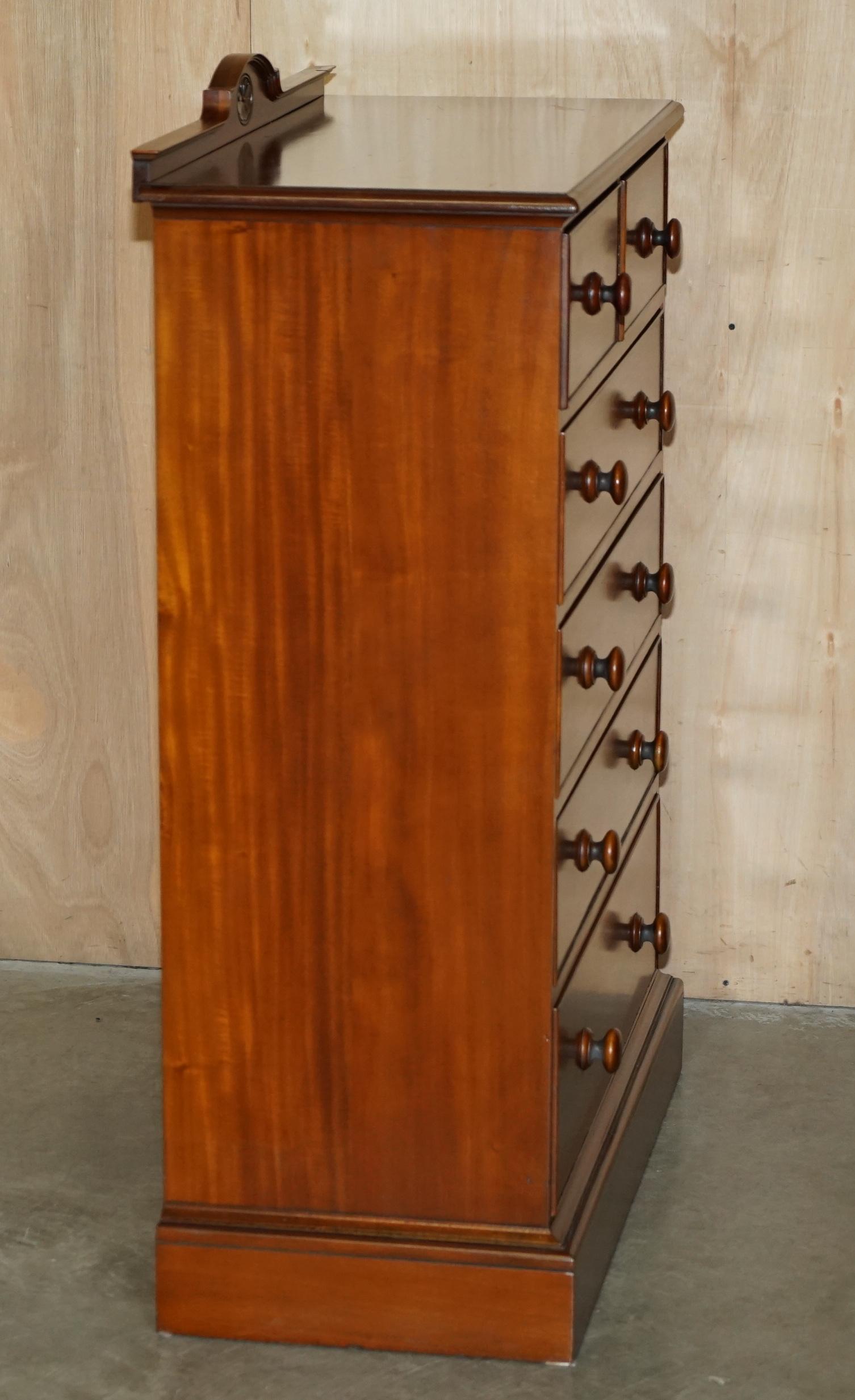 EXQUISITE PAIR OF ViNTAGE FLAMED HARDWOOD CHEST OF DRAWERS PART OF A SUITE For Sale 3