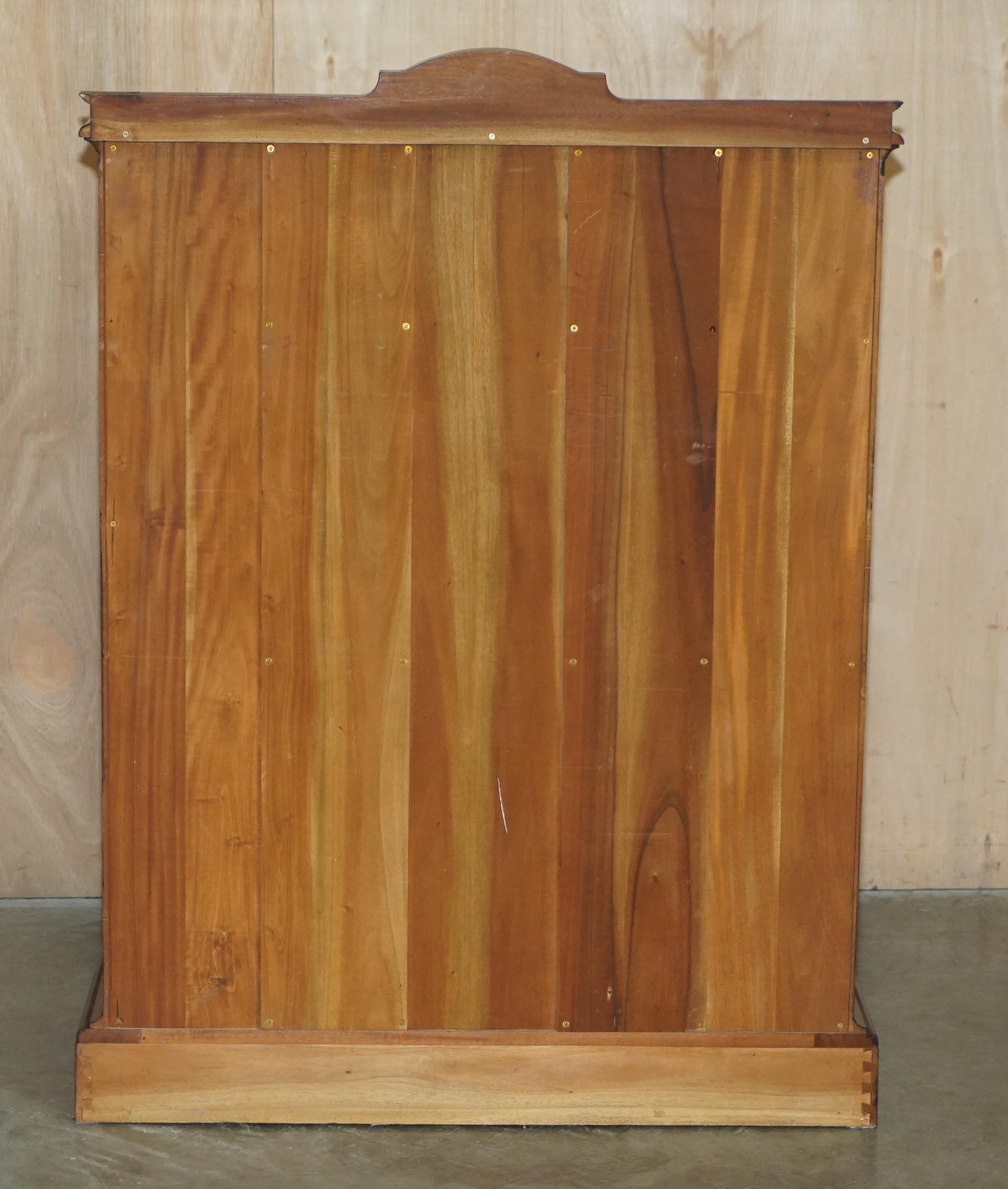 EXQUISITE PAIR OF ViNTAGE FLAMED HARDWOOD CHEST OF DRAWERS PART OF A SUITE For Sale 4