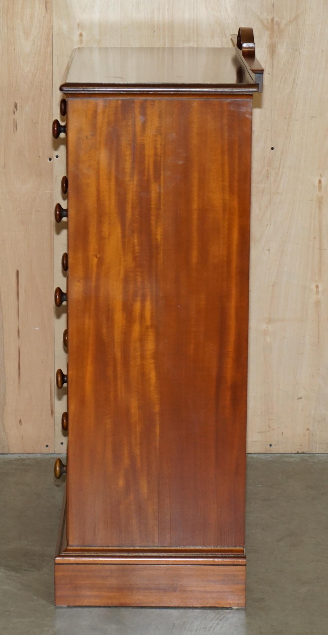 UN ESQUISITO COPPIO DI CASSETTIERE IN LEGNO FIAMMATO DI VENEZIA CHE FANNO PARTE DI UNA SUITE in vendita 4