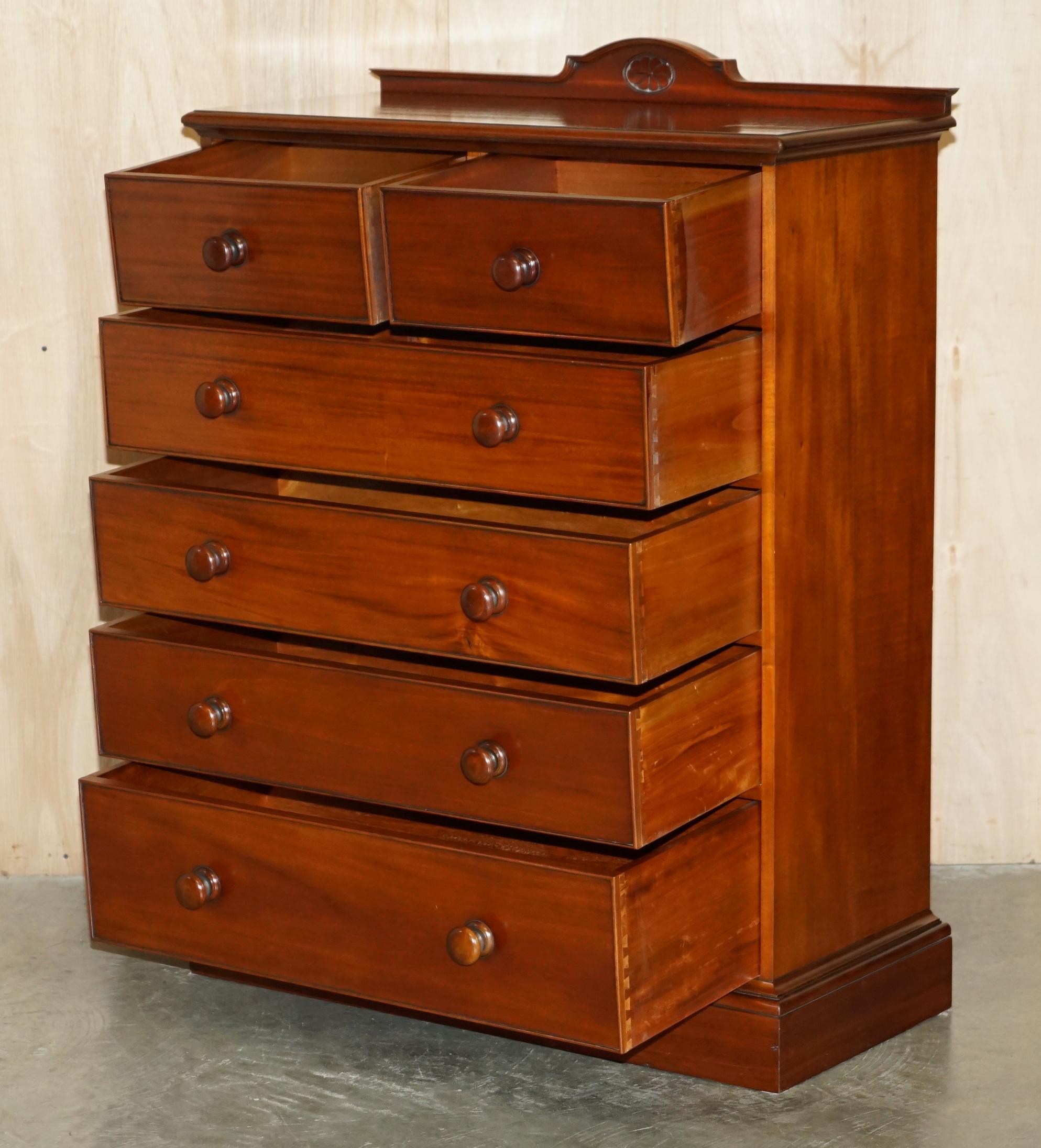 EXQUISITE PAIR OF ViNTAGE FLAMED HARDWOOD CHEST OF DRAWERS PART OF A SUITE For Sale 6