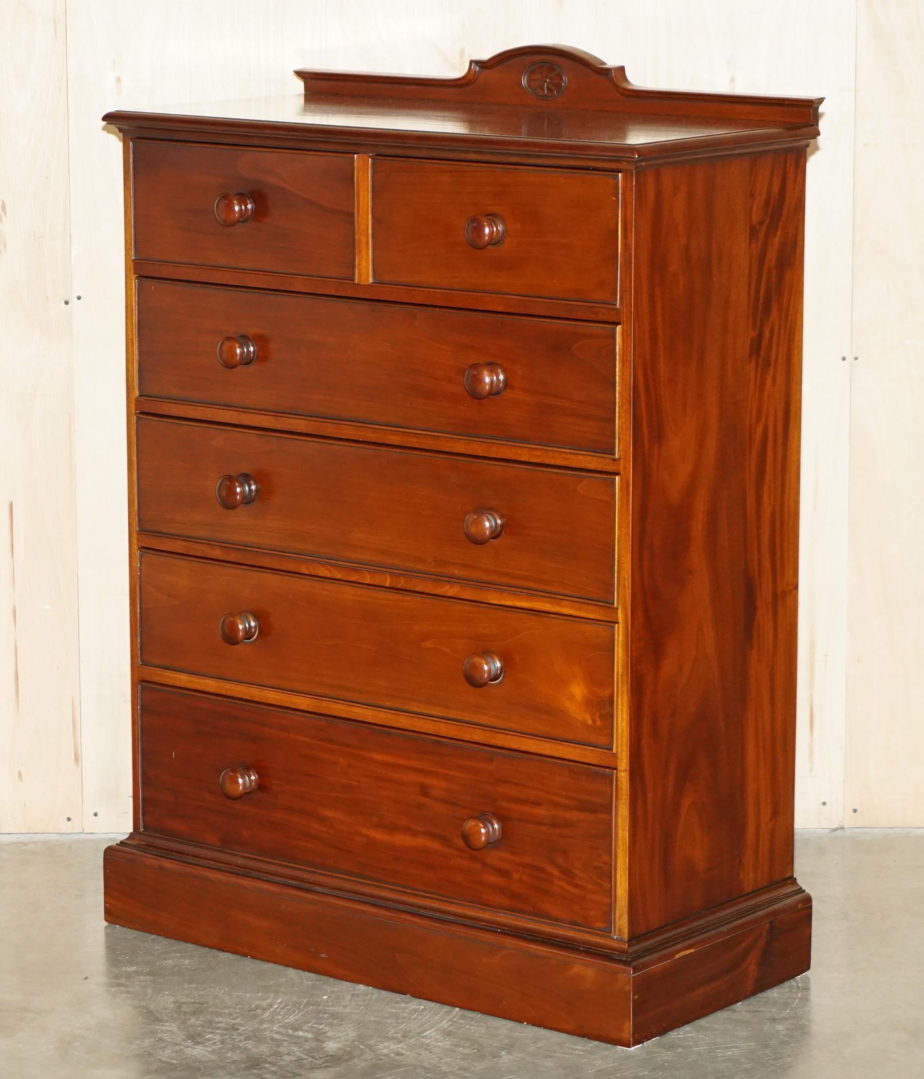 EXQUISITE PAIR OF ViNTAGE FLAMED HARDWOOD CHEST OF DRAWERS PART OF A SUITE For Sale 7
