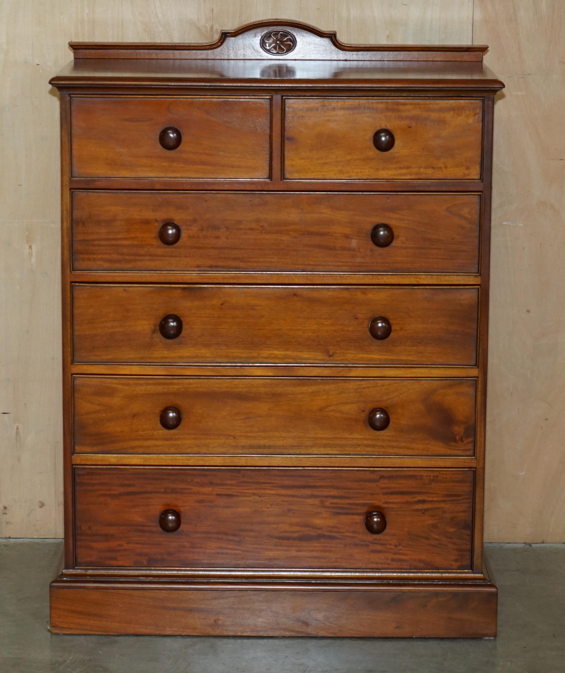EXQUISITE PAIR OF ViNTAGE FLAMED HARDWOOD CHEST OF DRAWERS PART OF A SUITE For Sale 8