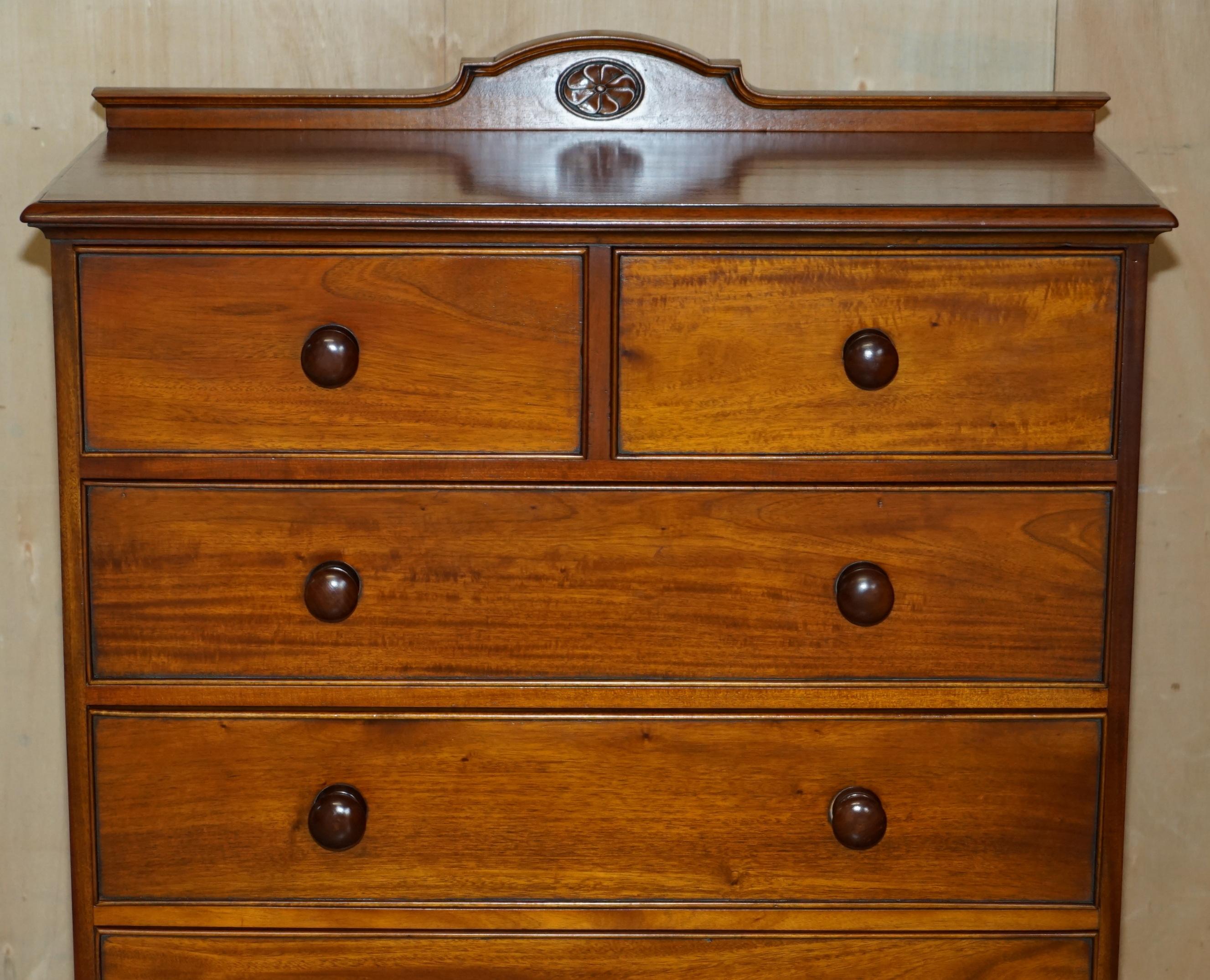EXQUISITE PAIR OF ViNTAGE FLAMED HARDWOOD CHEST OF DRAWERS PART OF A SUITE For Sale 9