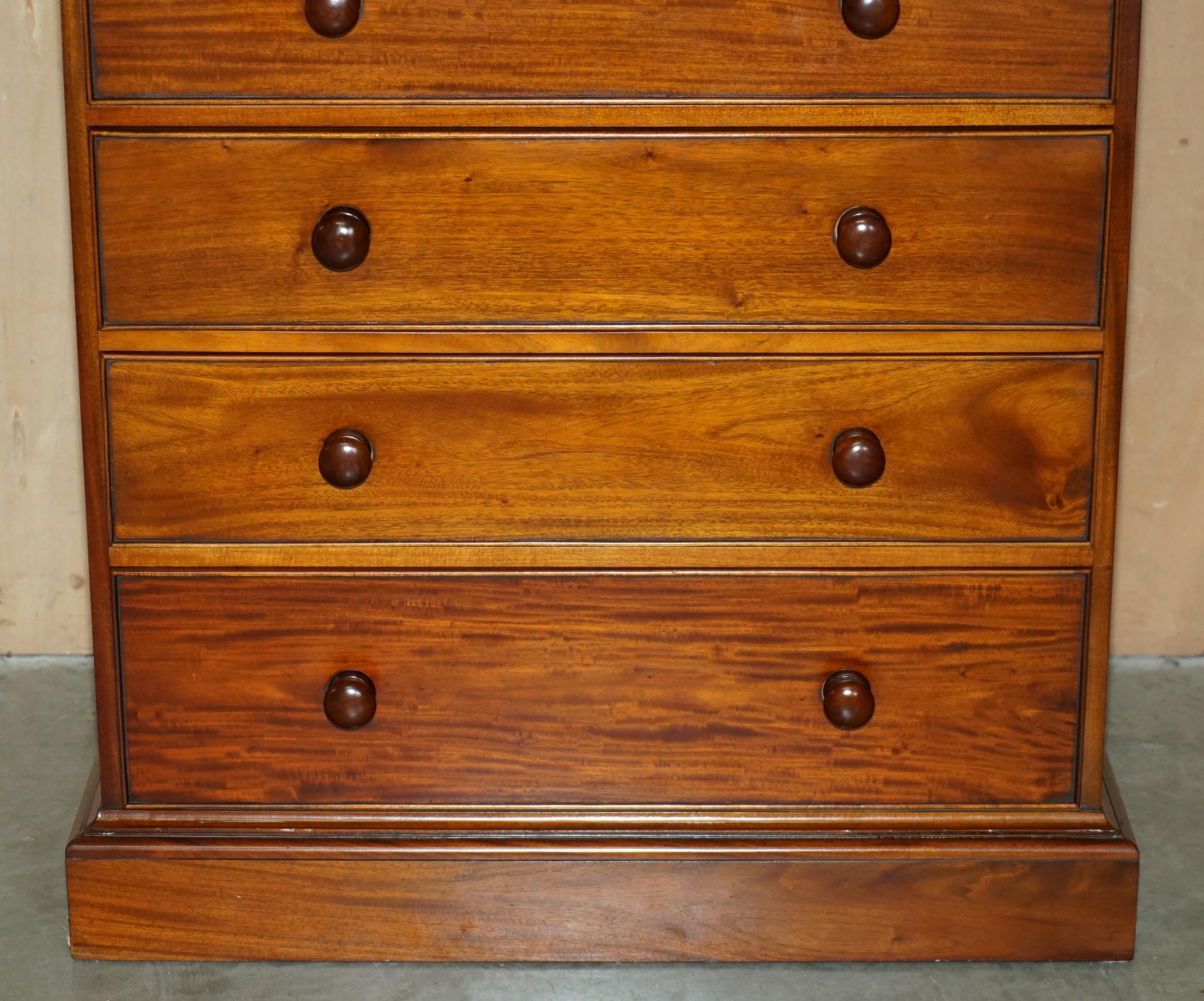 EXQUISITE PAIR OF ViNTAGE FLAMED HARDWOOD CHEST OF DRAWERS PART OF A SUITE For Sale 10