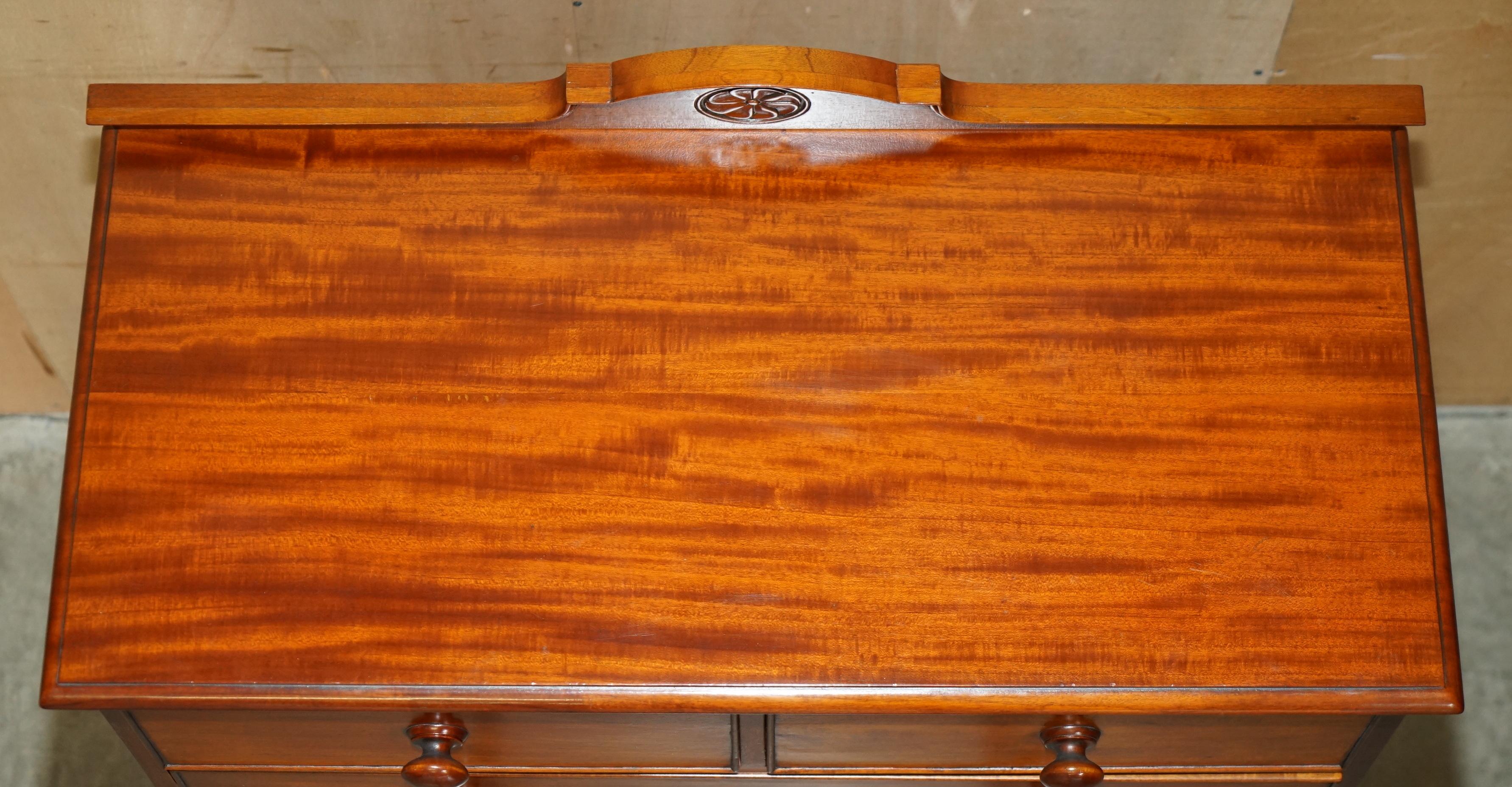 EXQUISITE PAIR OF ViNTAGE FLAMED HARDWOOD CHEST OF DRAWERS PART OF A SUITE For Sale 11