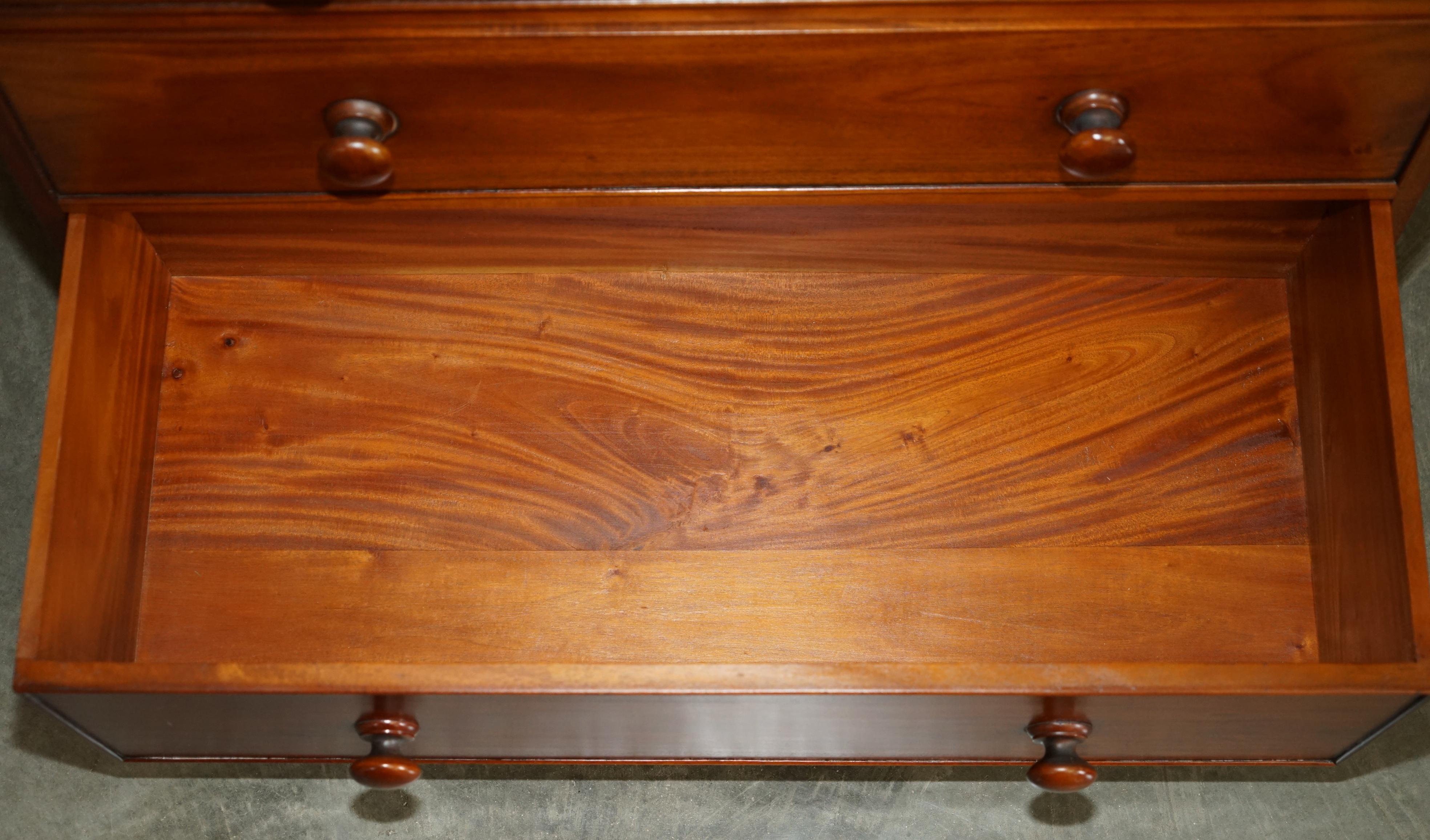 EXQUISITE PAIR OF ViNTAGE FLAMED HARDWOOD CHEST OF DRAWERS PART OF A SUITE For Sale 12