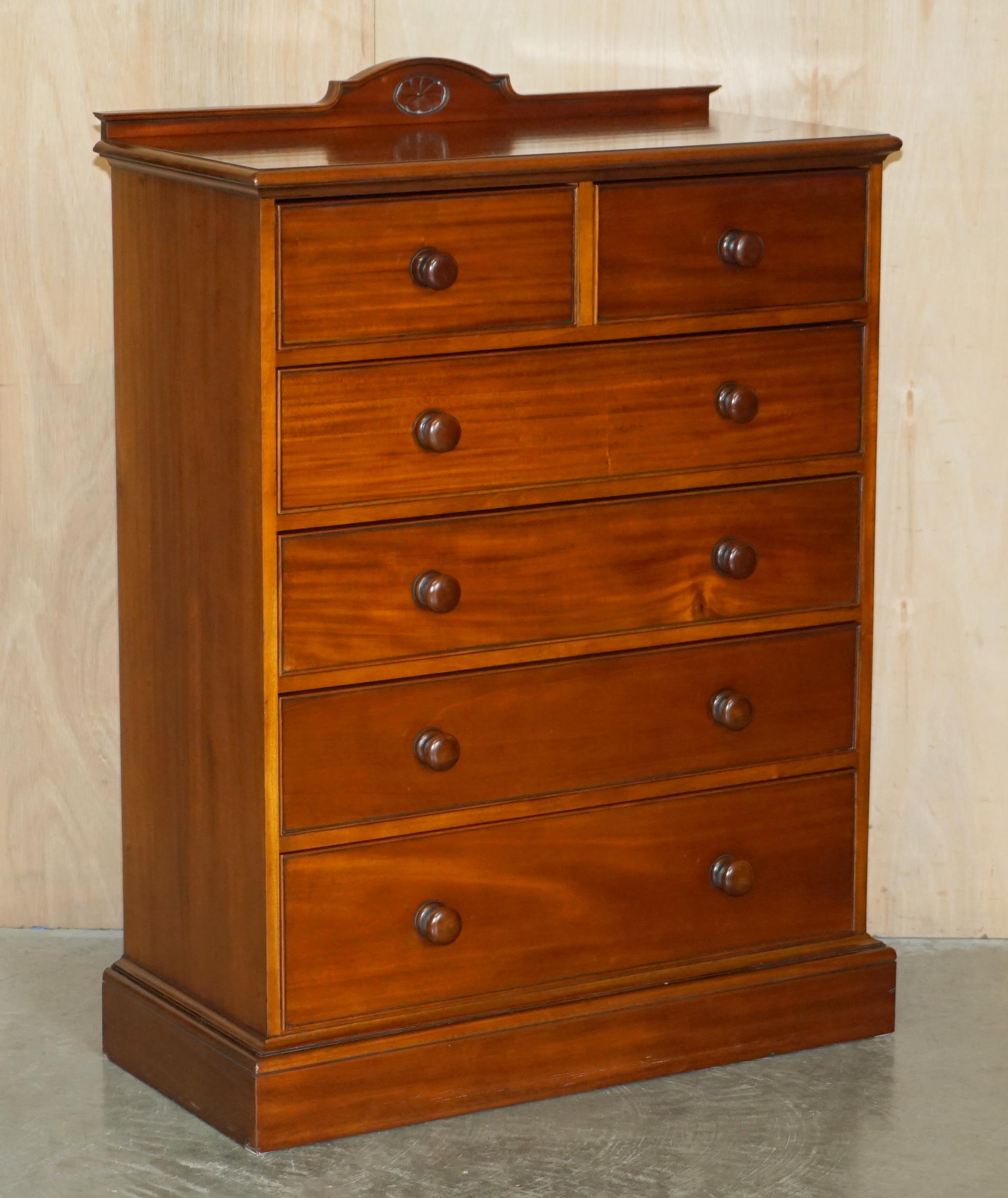 Casa Reale Antiquariato

The Royal House Antiques è lieta di offrire in vendita questa coppia assolutamente straordinaria di cassettiere in mogano fiammato d'epoca, risalenti al 1920-1940, che si trovano in una formazione due su quattro.

Le spese