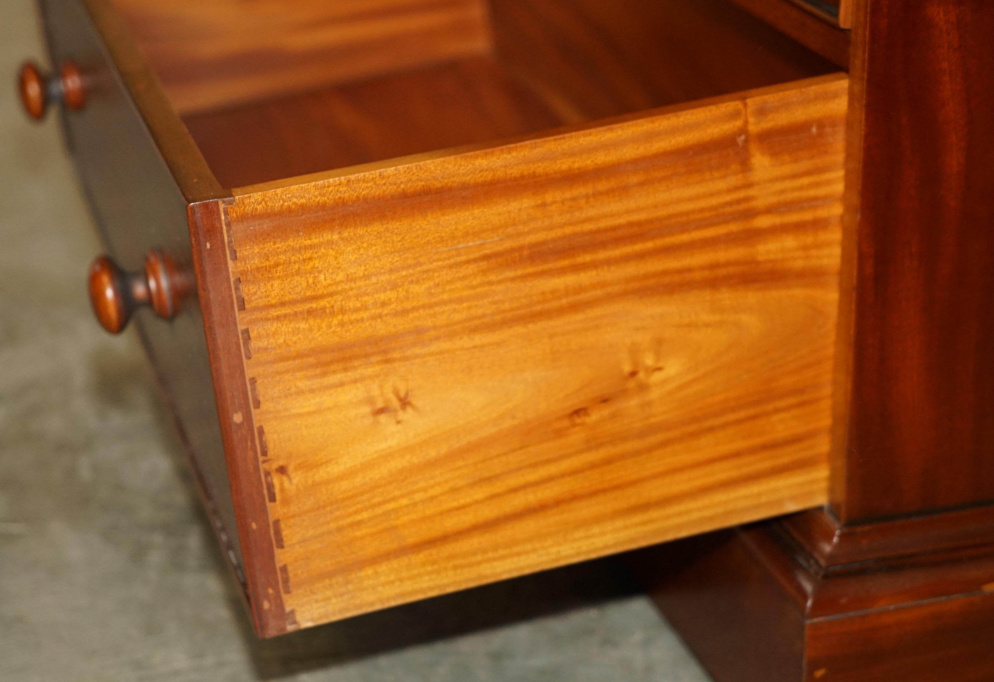 EXQUISITE PAIR OF ViNTAGE FLAMED HARDWOOD CHEST OF DRAWERS PART OF A SUITE For Sale 13