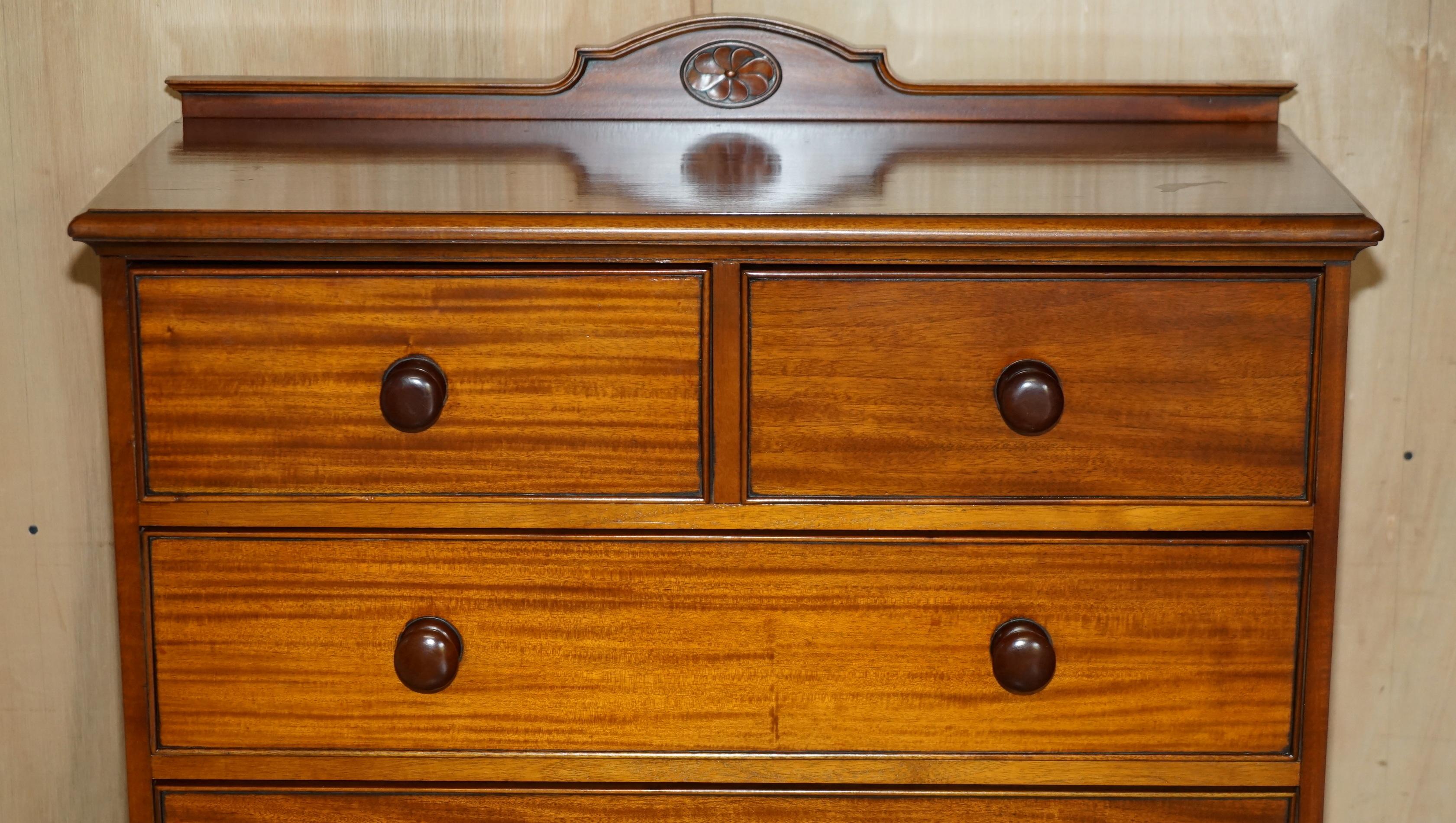 English EXQUISITE PAIR OF ViNTAGE FLAMED HARDWOOD CHEST OF DRAWERS PART OF A SUITE For Sale