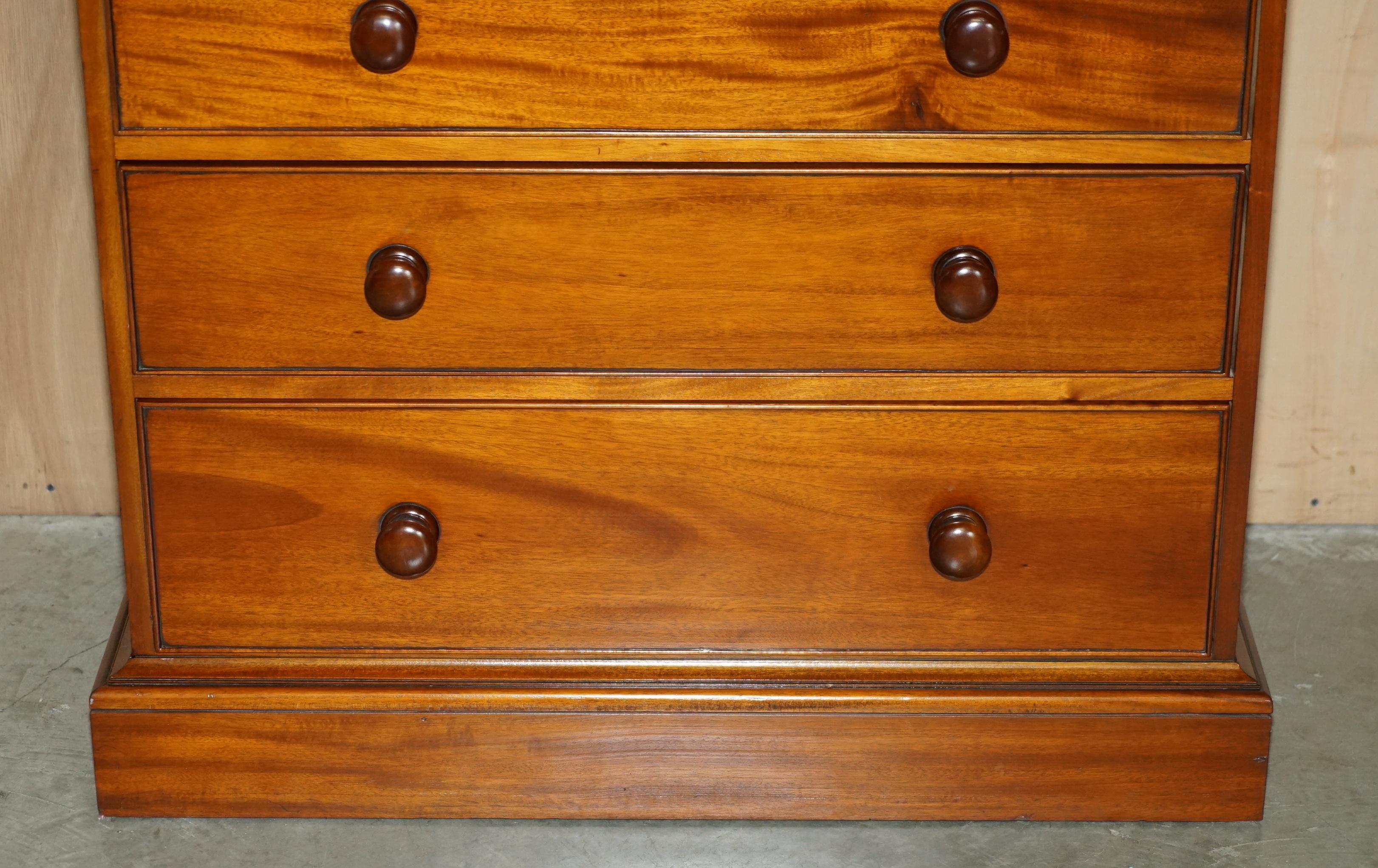 20th Century EXQUISITE PAIR OF ViNTAGE FLAMED HARDWOOD CHEST OF DRAWERS PART OF A SUITE For Sale