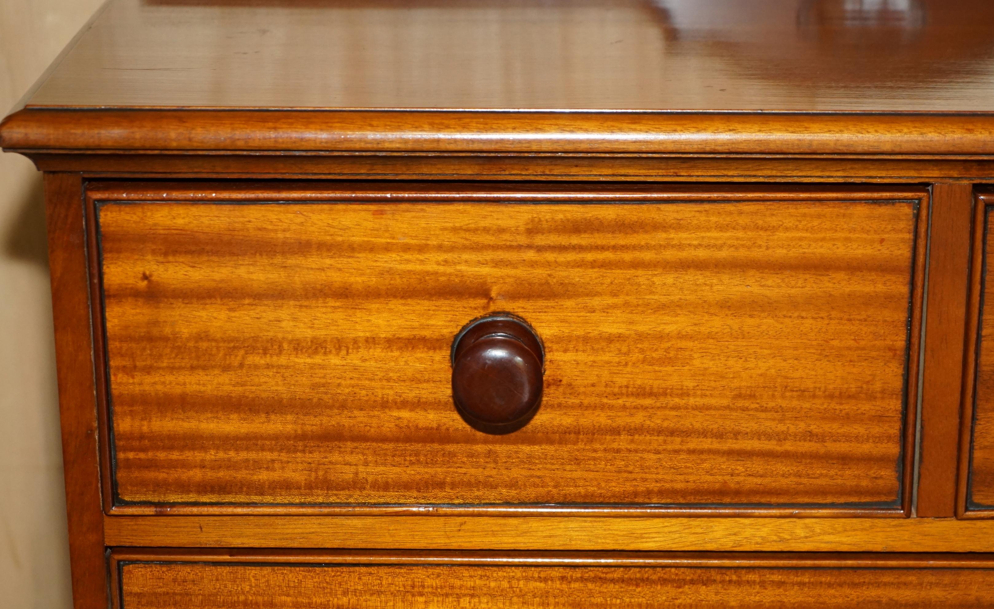 XX secolo UN ESQUISITO COPPIO DI CASSETTIERE IN LEGNO FIAMMATO DI VENEZIA CHE FANNO PARTE DI UNA SUITE in vendita