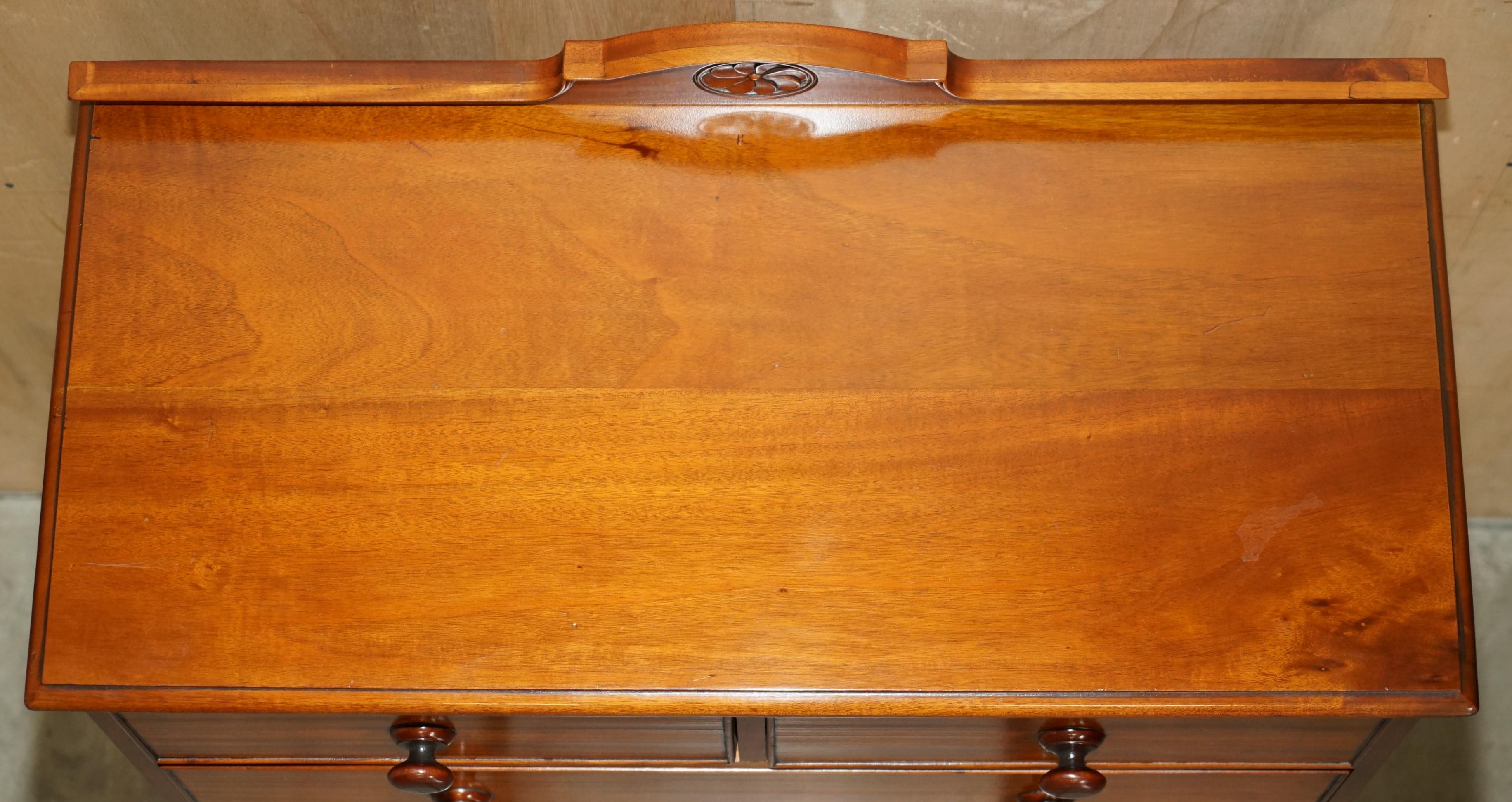 EXQUISITE PAIR OF ViNTAGE FLAMED HARDWOOD CHEST OF DRAWERS PART OF A SUITE For Sale 1