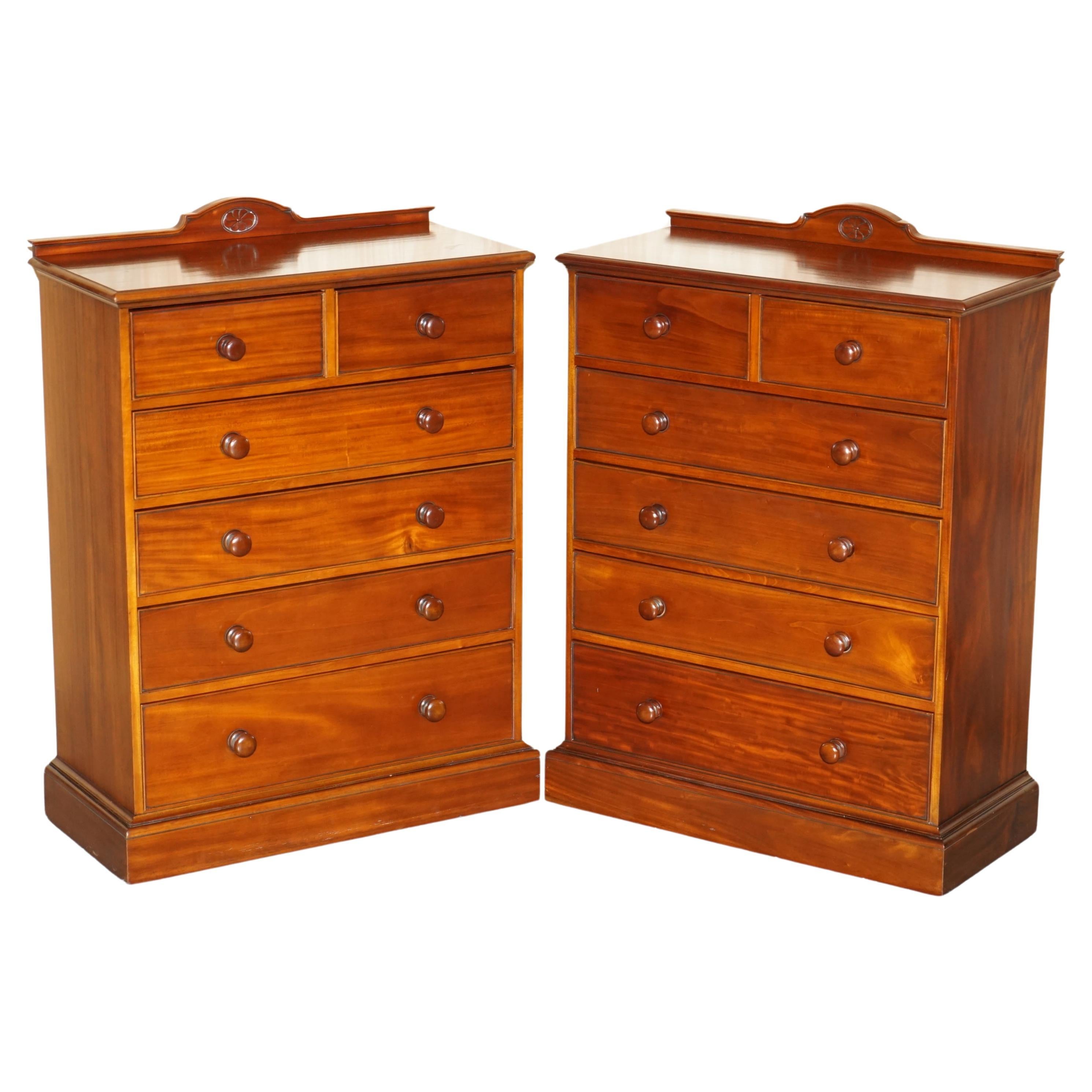 EXQUISITE PAIR OF ViNTAGE FLAMED HARDWOOD CHEST OF DRAWERS PART OF A SUITE For Sale