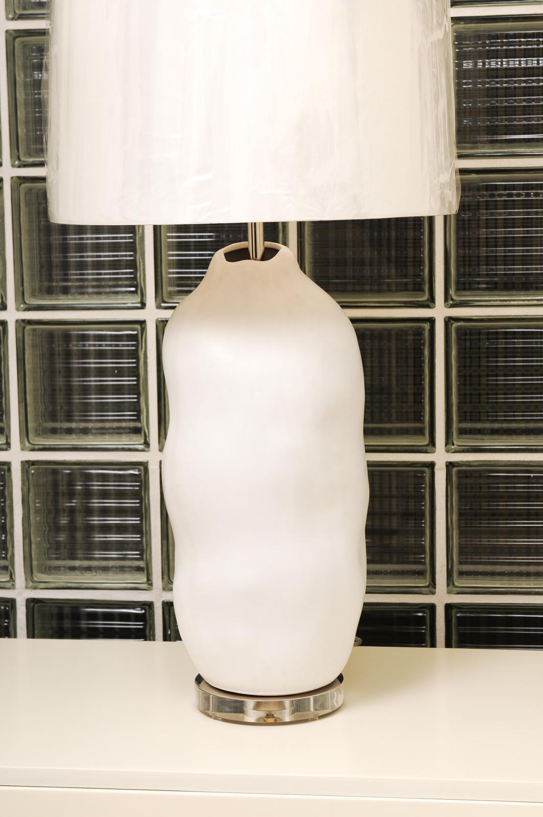 Paire exquise de grands vases en céramique grecque d'époque utilisés comme lampes sur mesure en vente 3