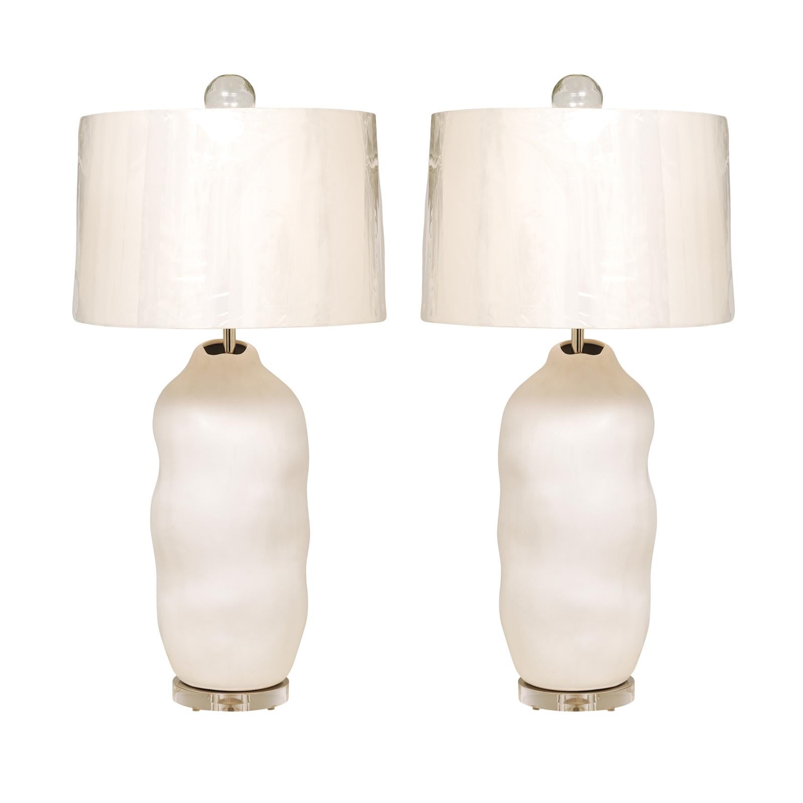 Une étonnante paire de récipients en céramique à grande échelle, Grèce, vers 1985, comme de nouvelles lampes faites sur mesure. La forme, l'échelle et la texture sont magnifiques. Magnifiques accents en nickel poli et Lucite. Fabriqué à partir de