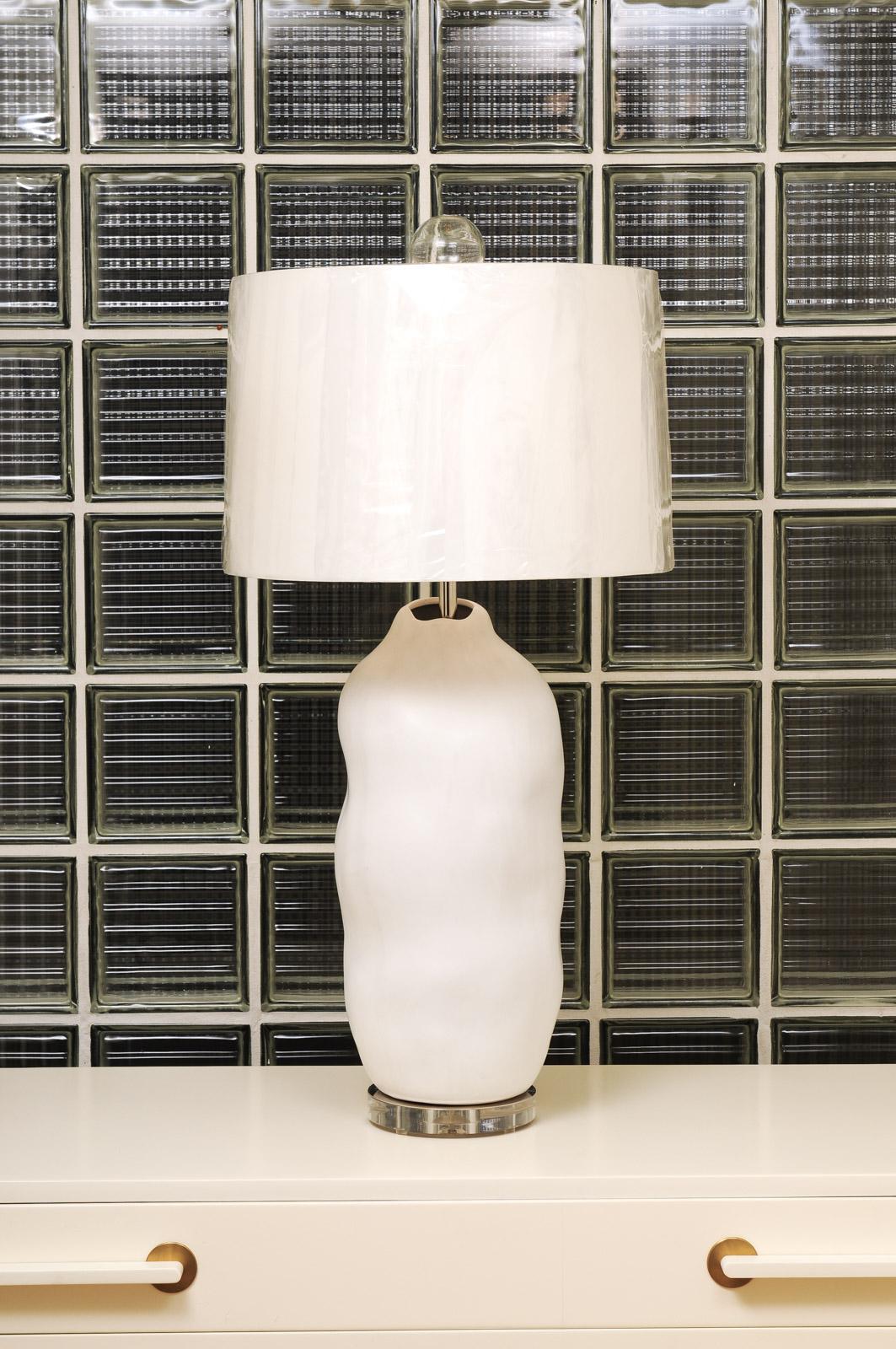 Organique Paire exquise de grands vases en céramique grecque d'époque utilisés comme lampes sur mesure en vente