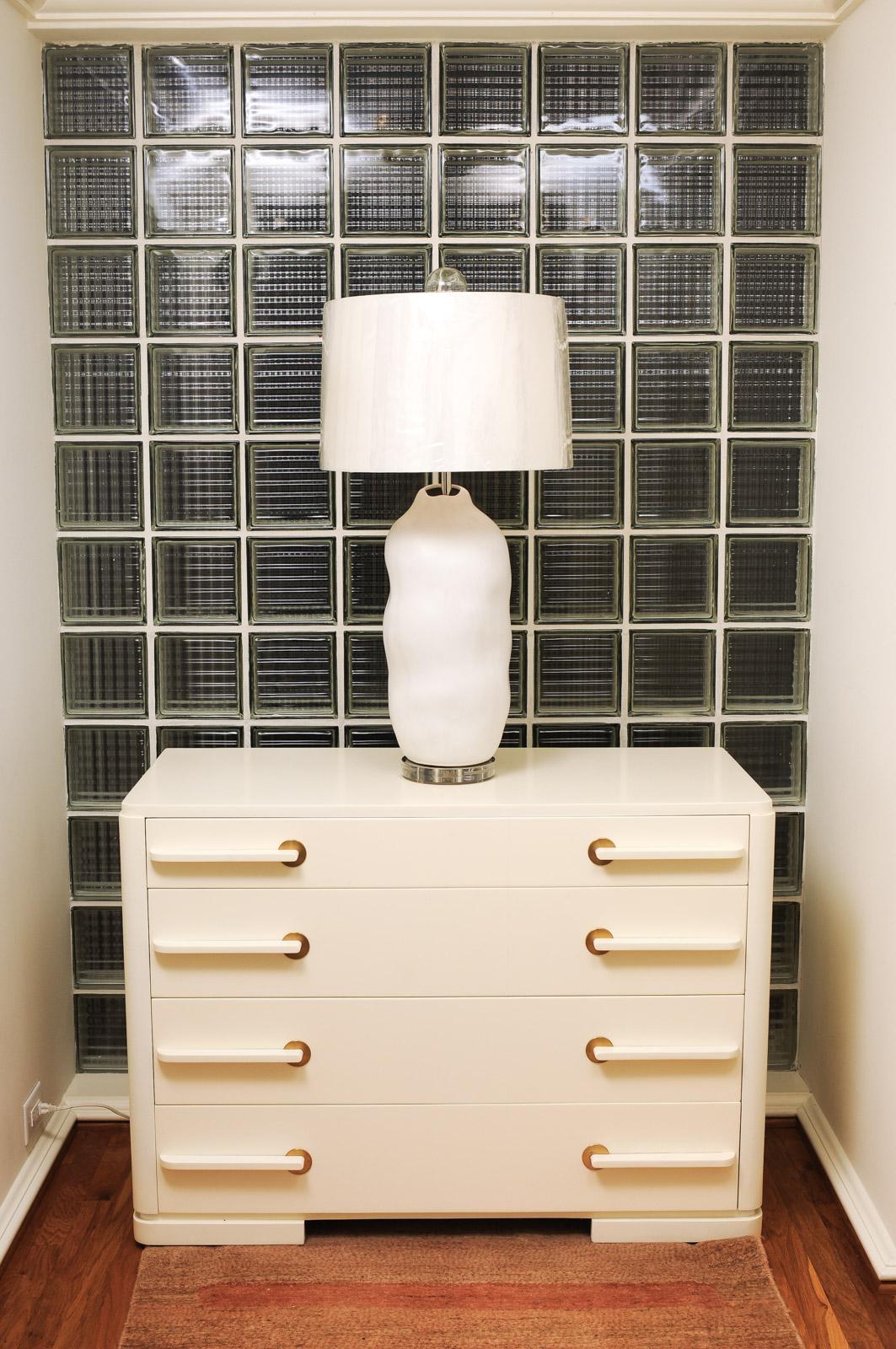 Grec Paire exquise de grands vases en céramique grecque d'époque utilisés comme lampes sur mesure en vente