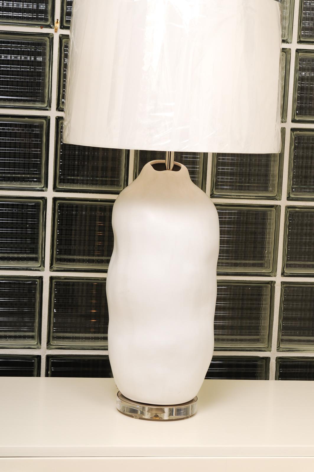 Paire exquise de grands vases en céramique grecque d'époque utilisés comme lampes sur mesure en vente 2