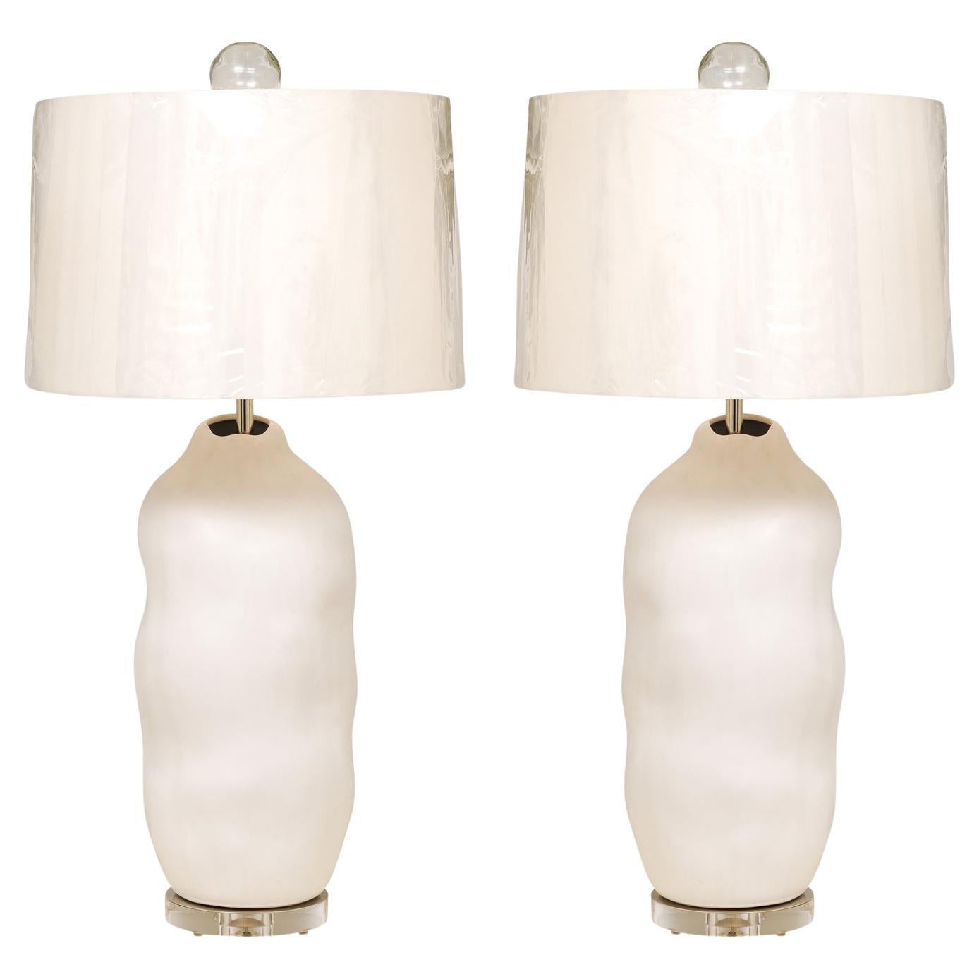 Paire exquise de grands vases en céramique grecque d
époque utilisés comme lampes sur mesure