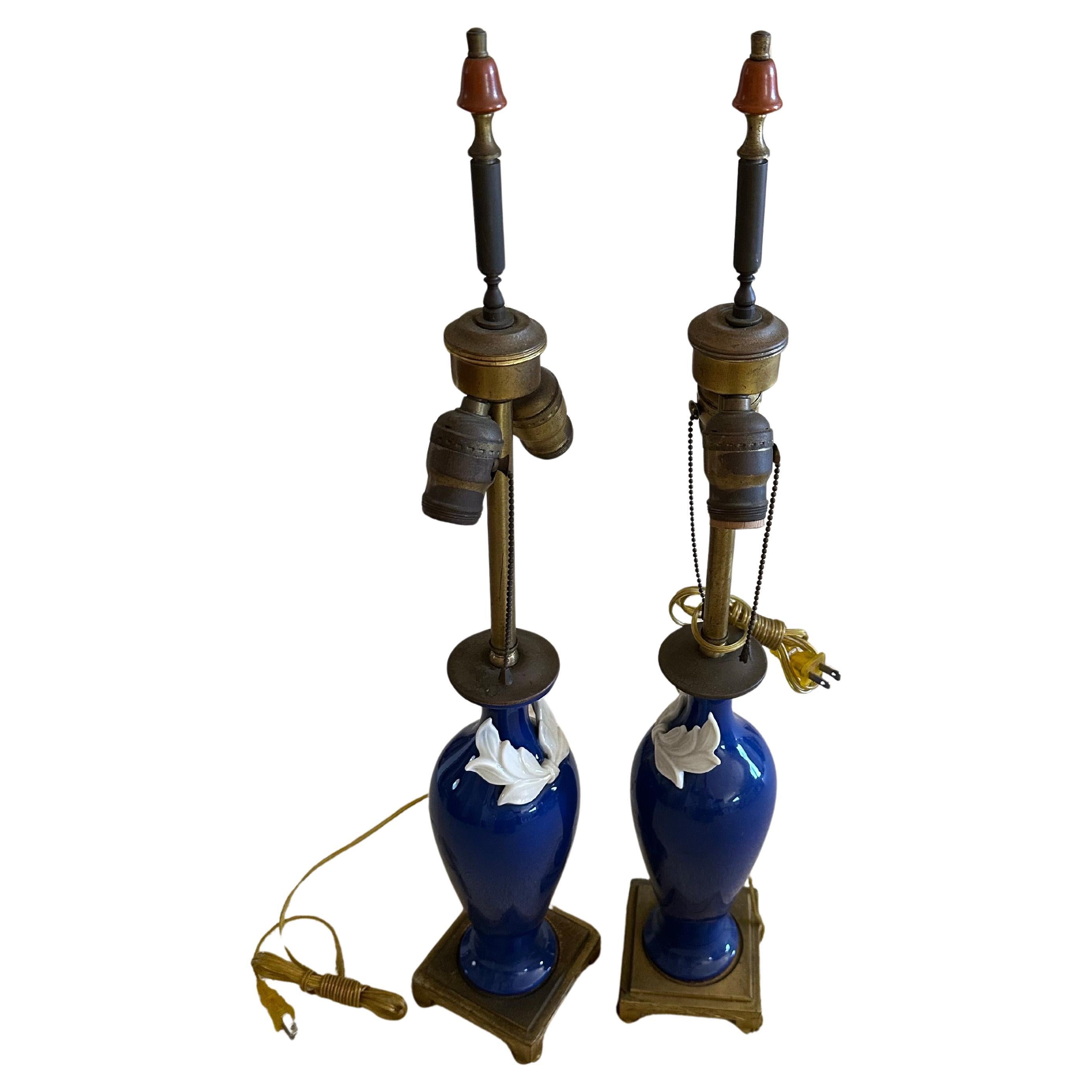 Néoclassique Exquise paire de lampes de table vintage en porcelaine et laiton par Davy Art NY / Lenox en vente