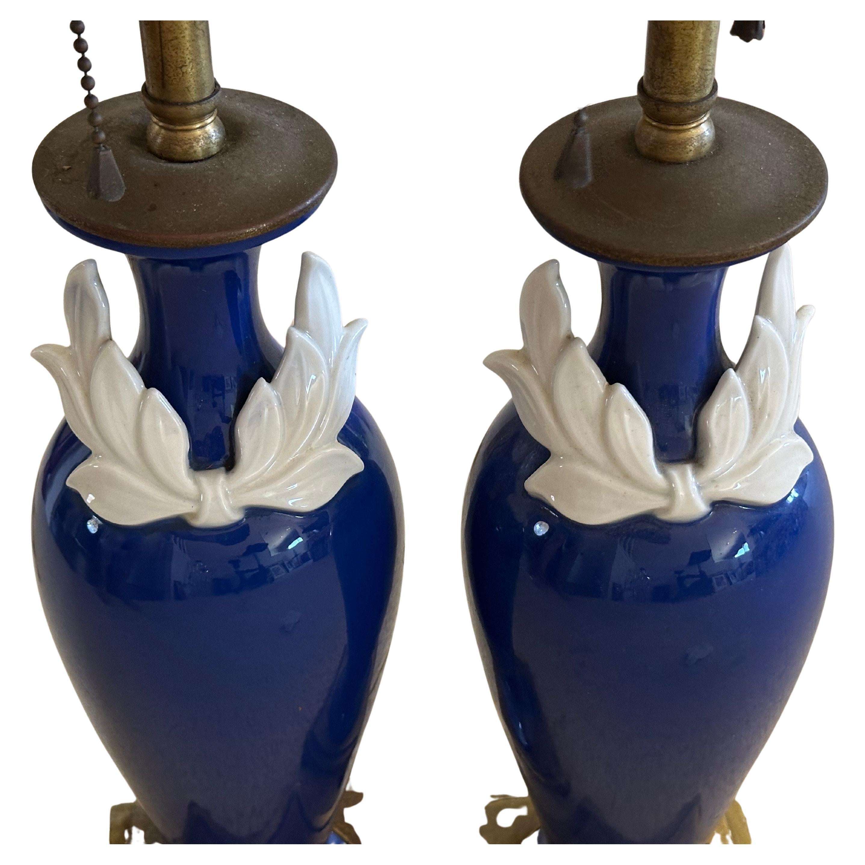 Exquise paire de lampes de table vintage en porcelaine et laiton par Davy Art NY / Lenox Bon état - En vente à San Diego, CA