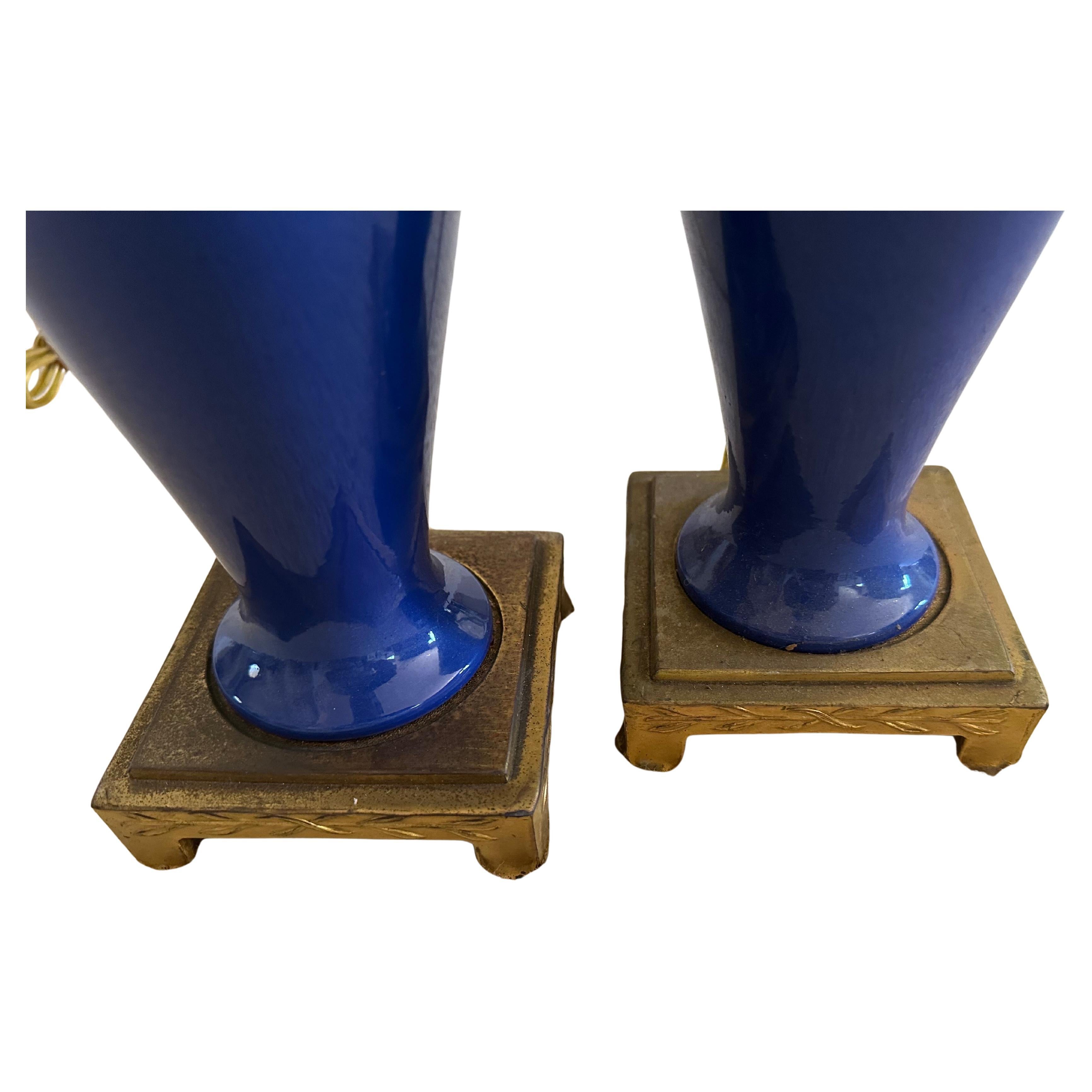 20ième siècle Exquise paire de lampes de table vintage en porcelaine et laiton par Davy Art NY / Lenox en vente