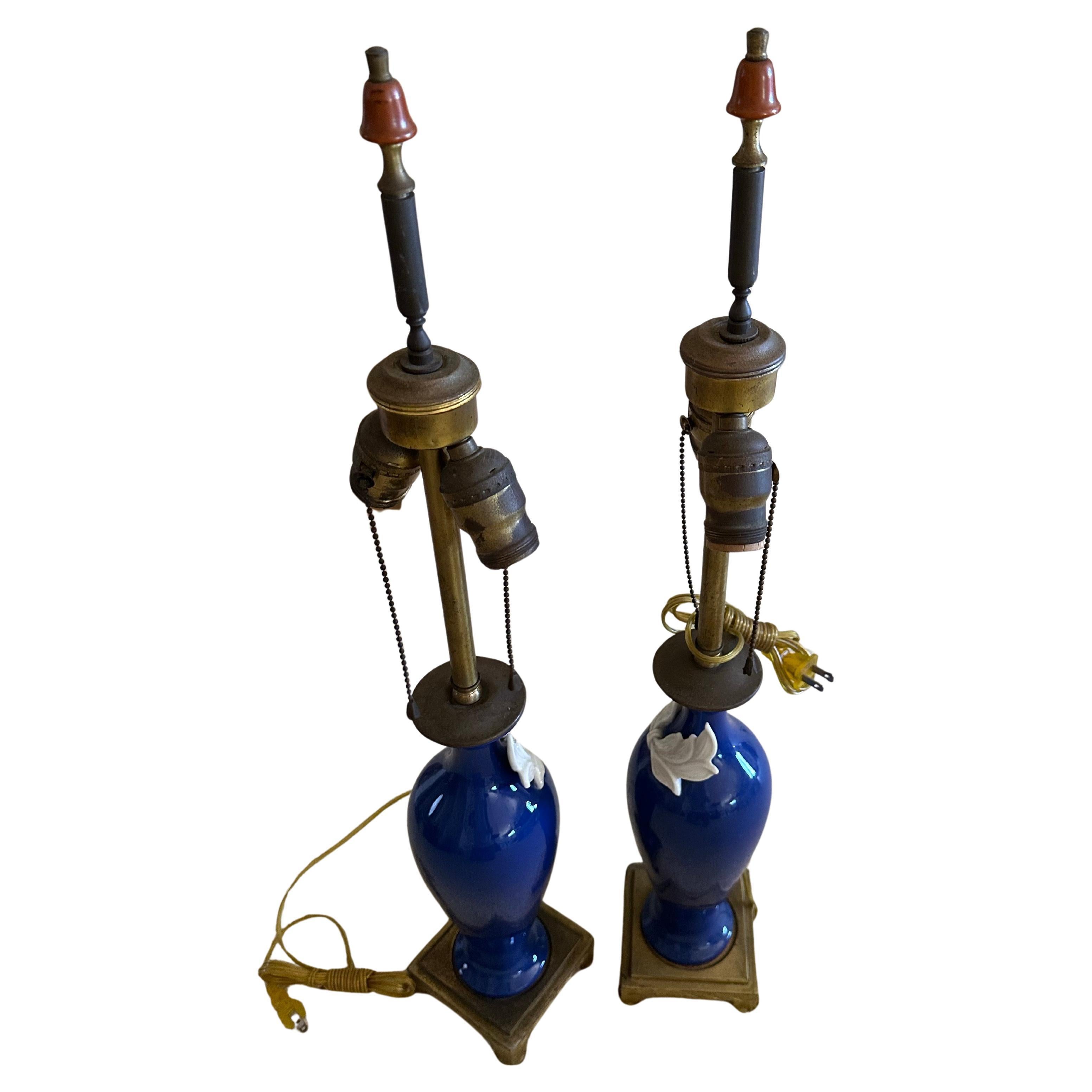 Laiton Exquise paire de lampes de table vintage en porcelaine et laiton par Davy Art NY / Lenox en vente