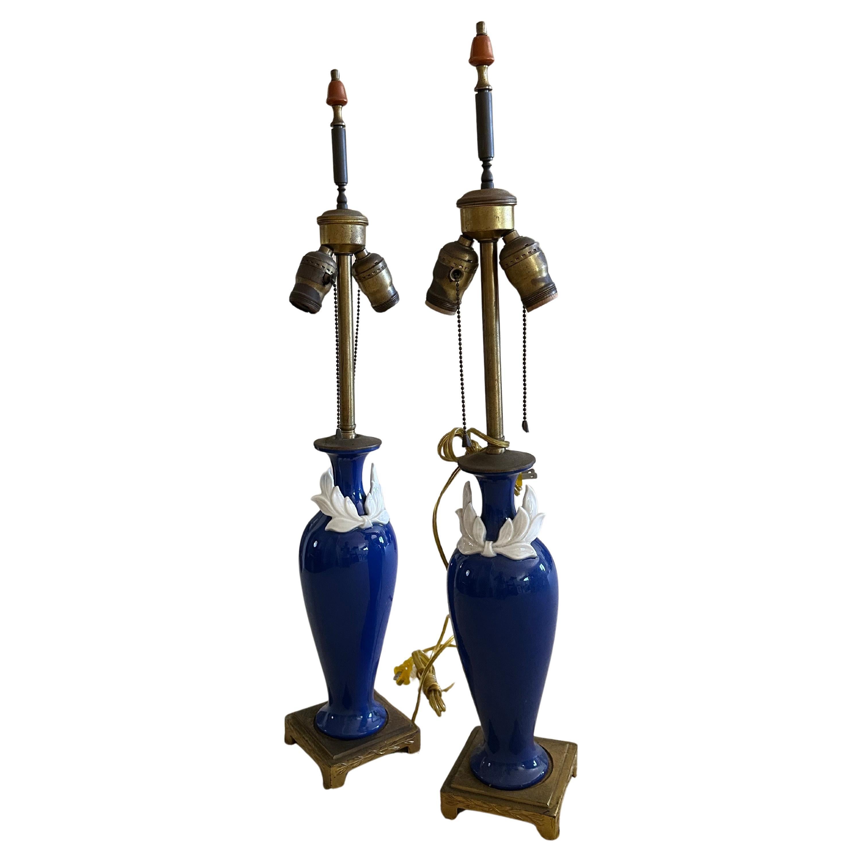 Exquise paire de lampes de table vintage en porcelaine et laiton par Davy Art NY / Lenox en vente
