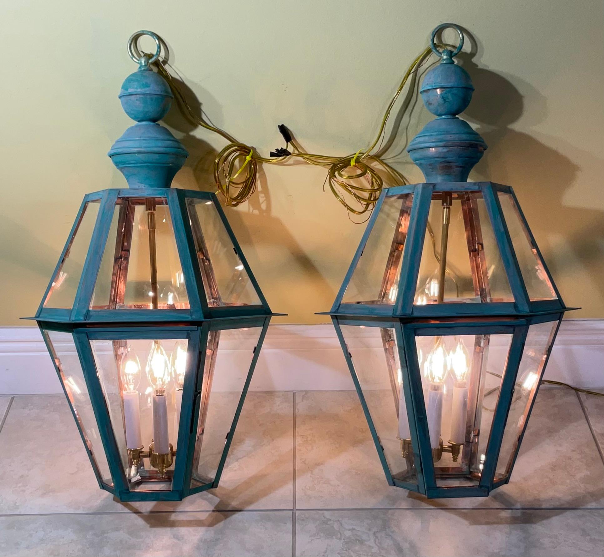 

Dieses atemberaubende Paar Hängelaternen aus massivem Kupfer und Messing im Vintage-Stil verleiht Ihrem Zuhause einen Hauch von klassischer Eleganz und warmer Beleuchtung. Es sind nicht einfach nur Leuchten, sondern einzigartige historische