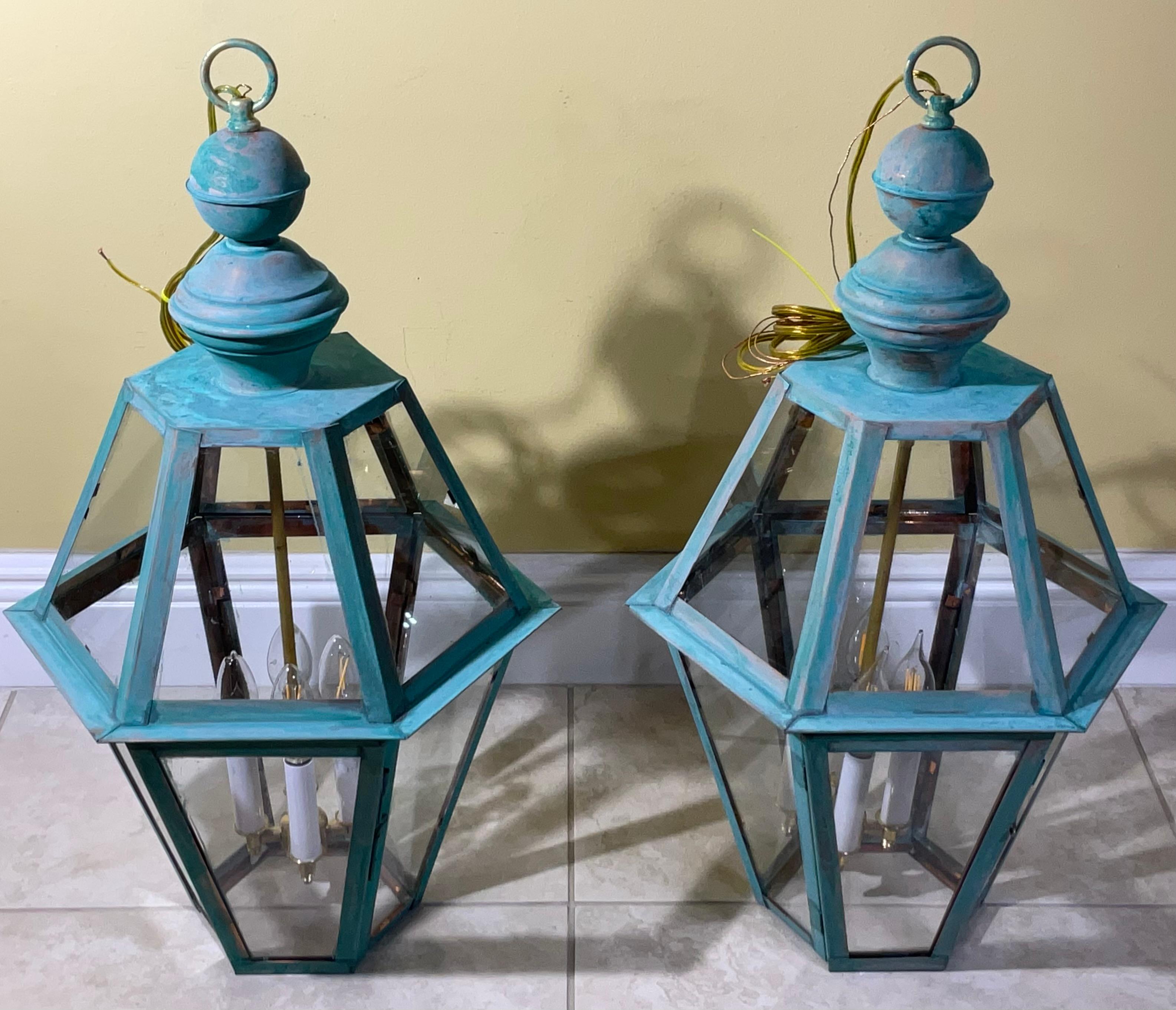 Exquisite Paar Vintage massivem Kupfer & Messing Verdigris Laternen im Zustand „Gut“ im Angebot in Delray Beach, FL